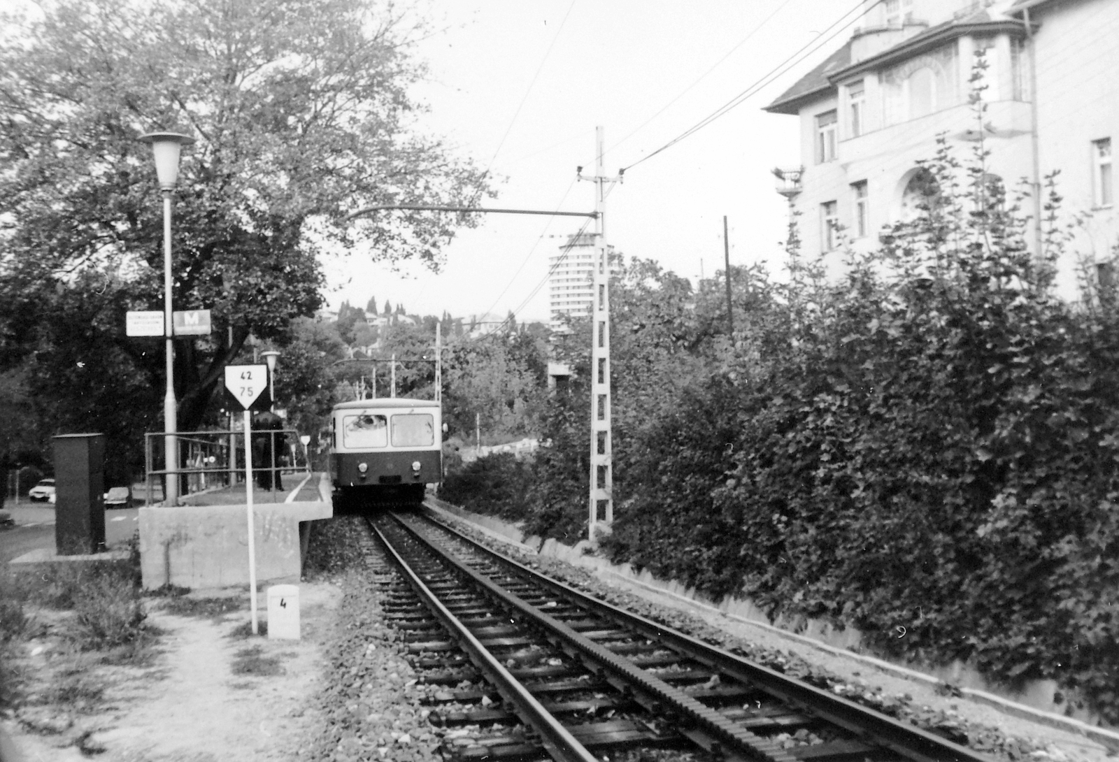 Hungary, Budapest XII., Fogaskerekű, János Kórház megálló., 1980, Fortepan, railway, Austrian brand, funicular train, Budapest, Fortepan #7191