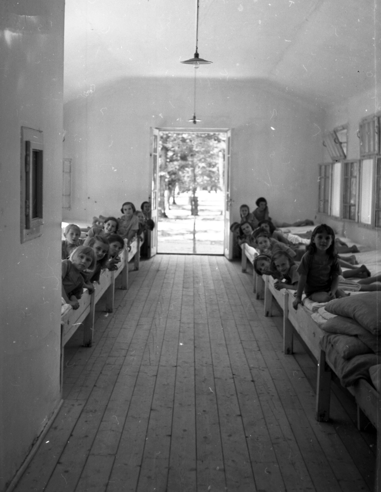 Hungary, Farkasgyepű, Frigyes főherceg üdülőtelep és erdei iskola (később a Veszprém Megyei Tüdőgyógyintézet szanatóriuma)., 1942, Lissák Tivadar, tableau, interior, bed, forest school, Fortepan #71914