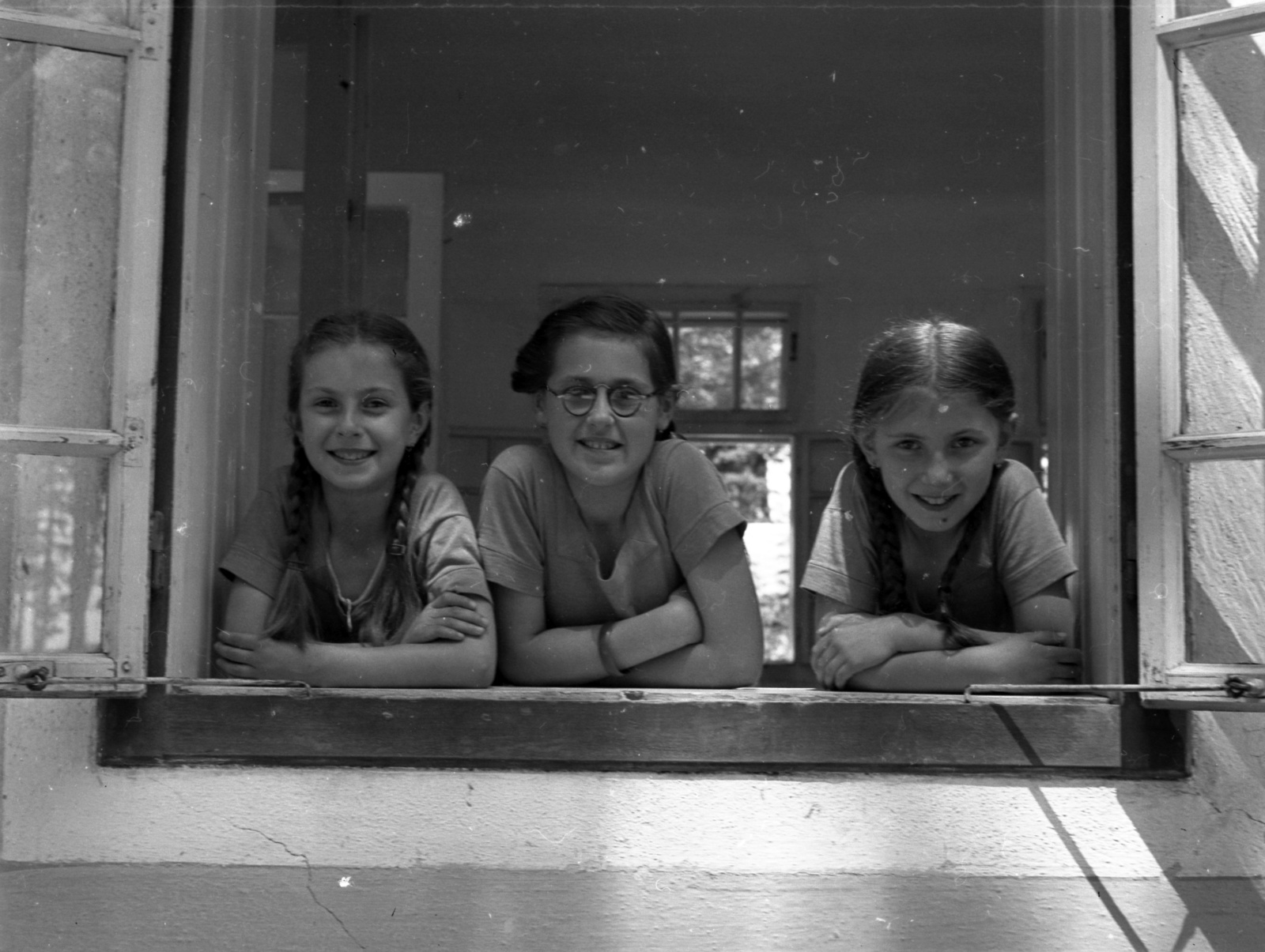 Hungary, Farkasgyepű, Frigyes főherceg üdülőtelep és erdei iskola (később a Veszprém Megyei Tüdőgyógyintézet szanatóriuma)., 1942, Lissák Tivadar, glasses, forest school, three people, Fortepan #71916