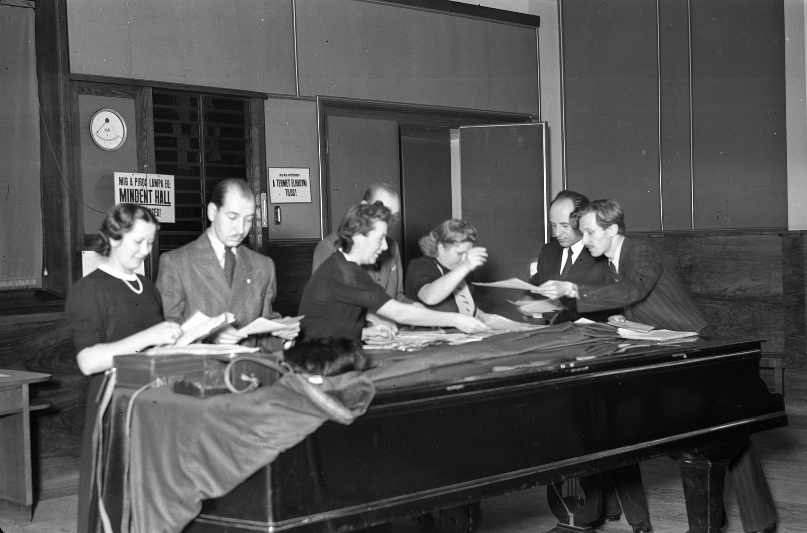 Hungary, Budapest VIII., a Magyar Rádió 6-os stúdiója, jobbról a második Bárdos Lajos karnagy., 1942, Lissák Tivadar, musical instrument, piano, conductor, Budapest, Hungarian Radio, Fortepan #71922