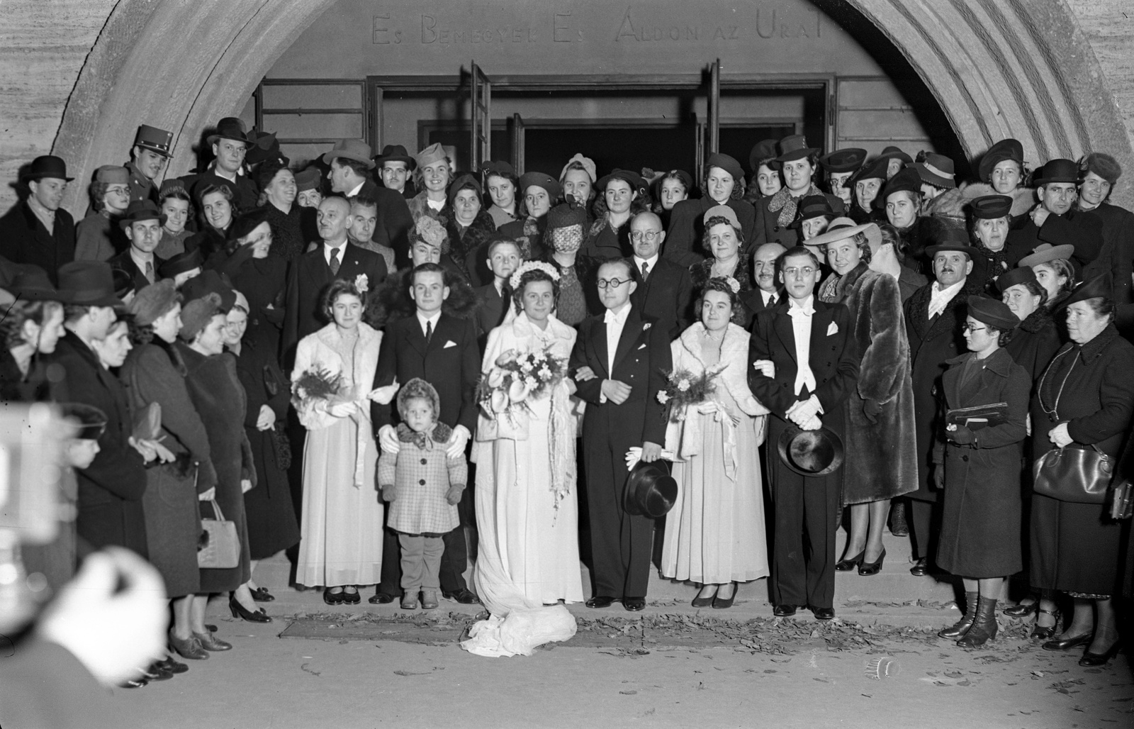 Hungary, Városmajor, Budapest XII., a felvétel a Jézus Szíve-templom kapujában készült., 1942, Lissák Tivadar, wedding ceremony, tableau, Budapest, Fortepan #71927