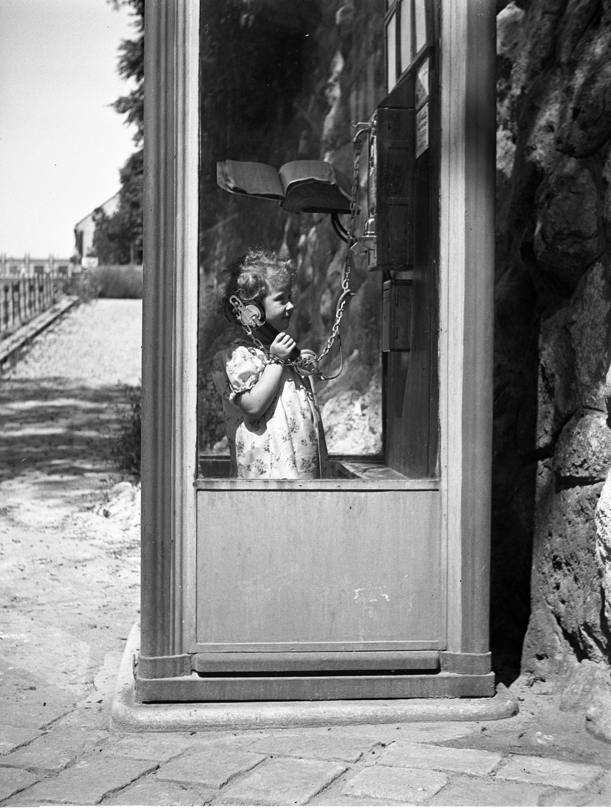 Magyarország, Budapest I., Logodi utca a Körmöci utcánál, a háttérben a feljáró a Mátray utcába vezet., 1944, Lissák Tivadar, telefonfülke, telefonkagyló, Budapest, nyári ruha, kislány, Fortepan #71941