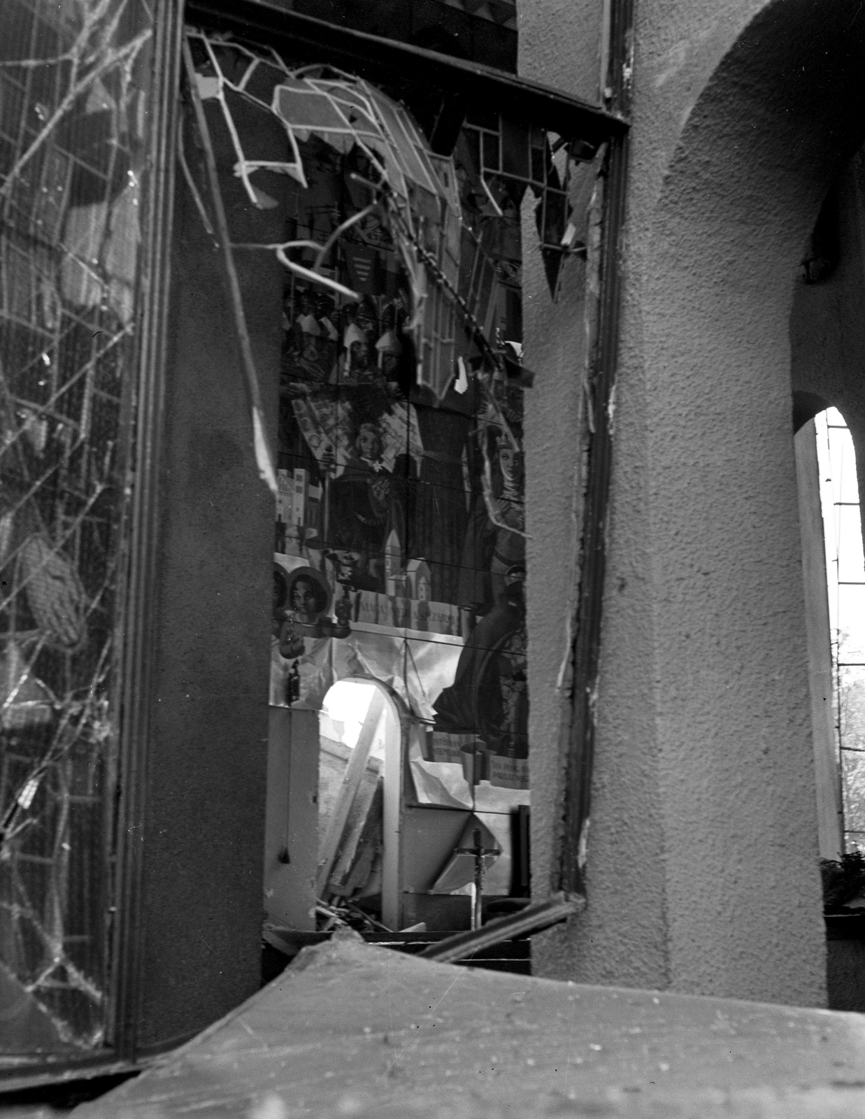 Hungary, Városmajor, Budapest XII., Jézus Szíve-templom. A felvétel az 1942. szeptember 4-i bombatámadás után készült., 1942, Lissák Tivadar, war damage, bombing, church interior, Budapest, Aladár Árkay-design, Bertalan Árkay-design, Fortepan #71953