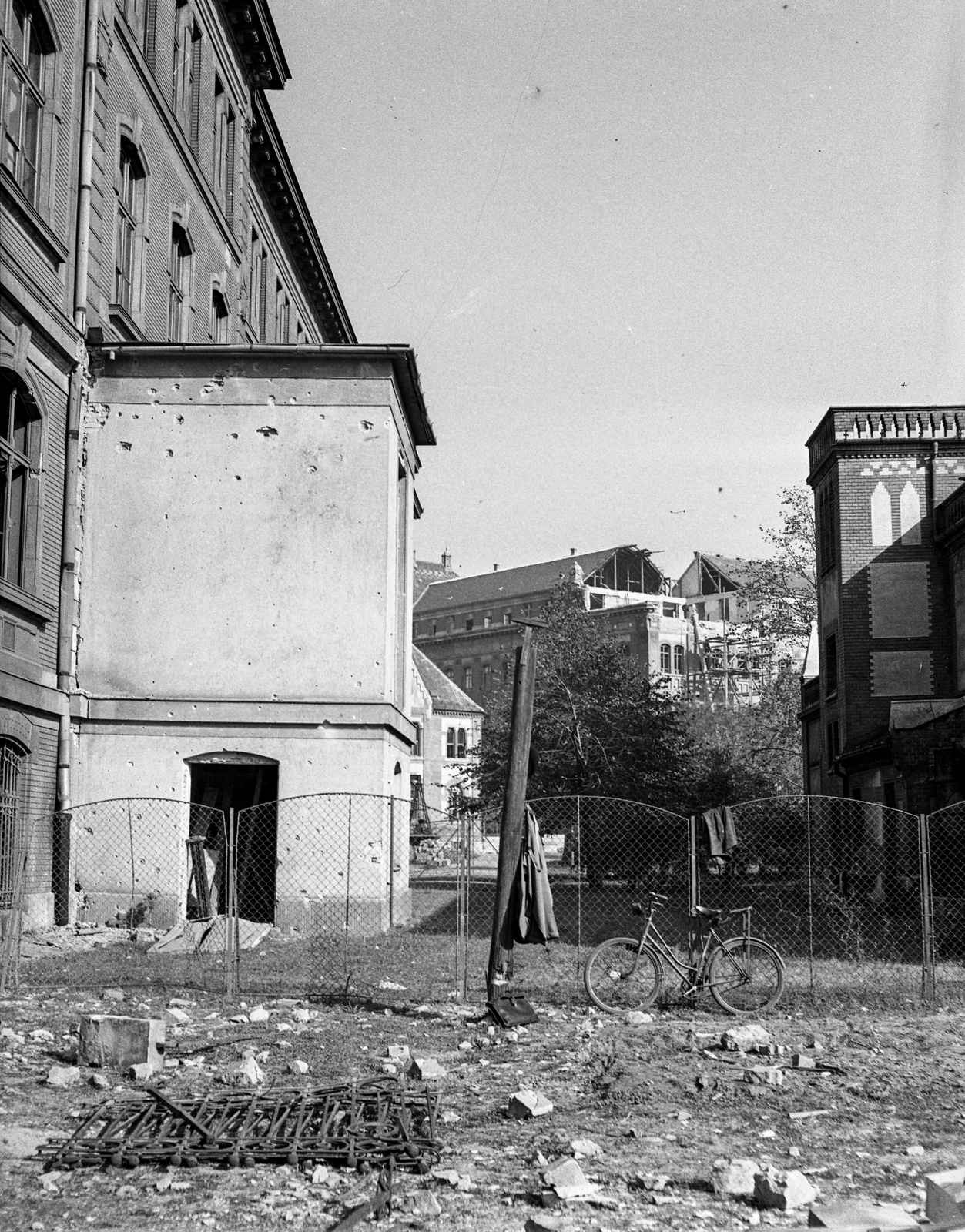 Hungary, Budapest XI., a Magyar királyi József nádor Műszaki és Gazdaságtudományi Egyetem (később Budapesti Műszaki és Gazdaságtudományi Egyetem)a Bertalan Lajos utca felől nézve. Balra az F, jobbra az L épület., 1945, Lissák Tivadar, bicycle, war damage, bombing, university, Budapest, Budapest University of Technology, Fortepan #71962