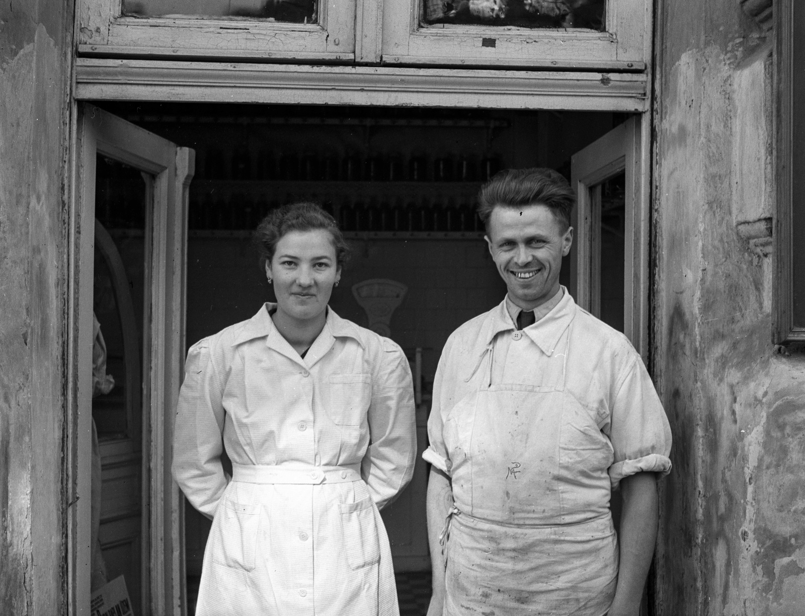 Hungary, Budapest II., Retek utca 36., 1942, Lissák Tivadar, smile, butcher shop, man and woman, double portrait, Budapest, hands behind the back, Fortepan #71976