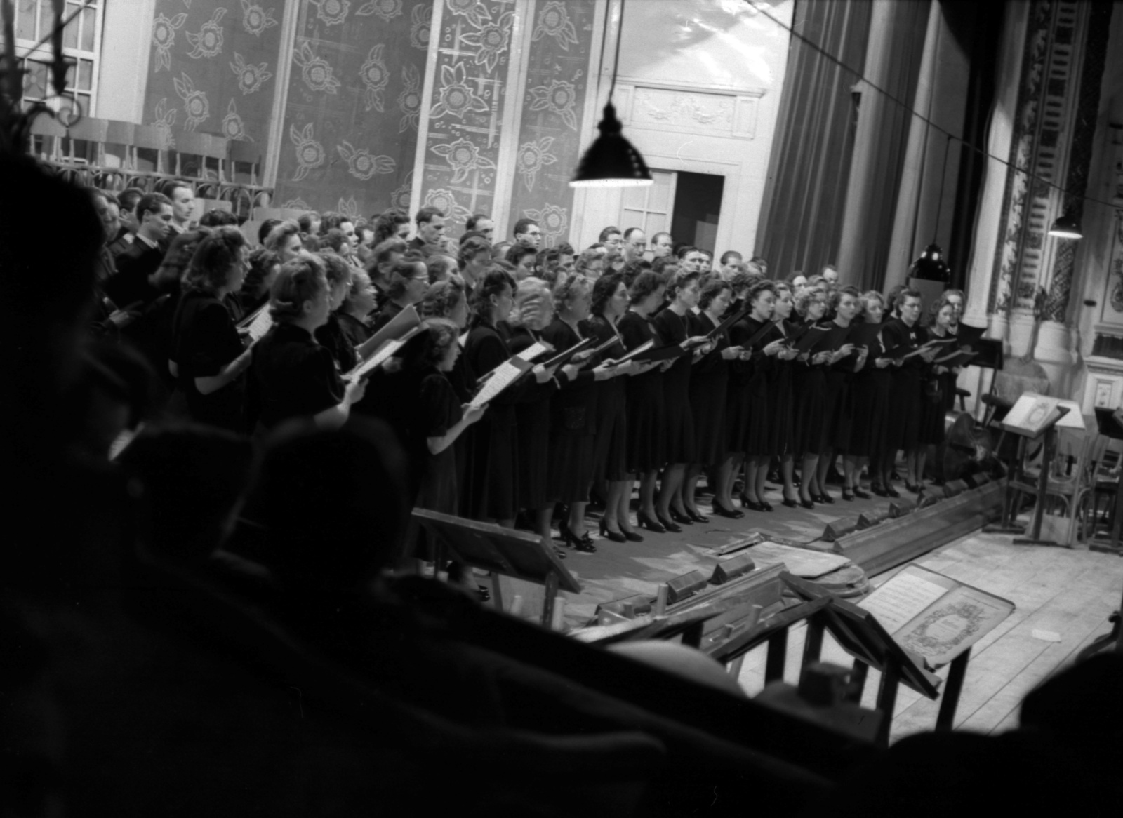 Hungary, Szeged, Szegedi Nemzeti Színház (ekkor Városi Színház), a Budapesti Kórus hangversenye., 1942, Lissák Tivadar, tableau, choir, Fortepan #71977