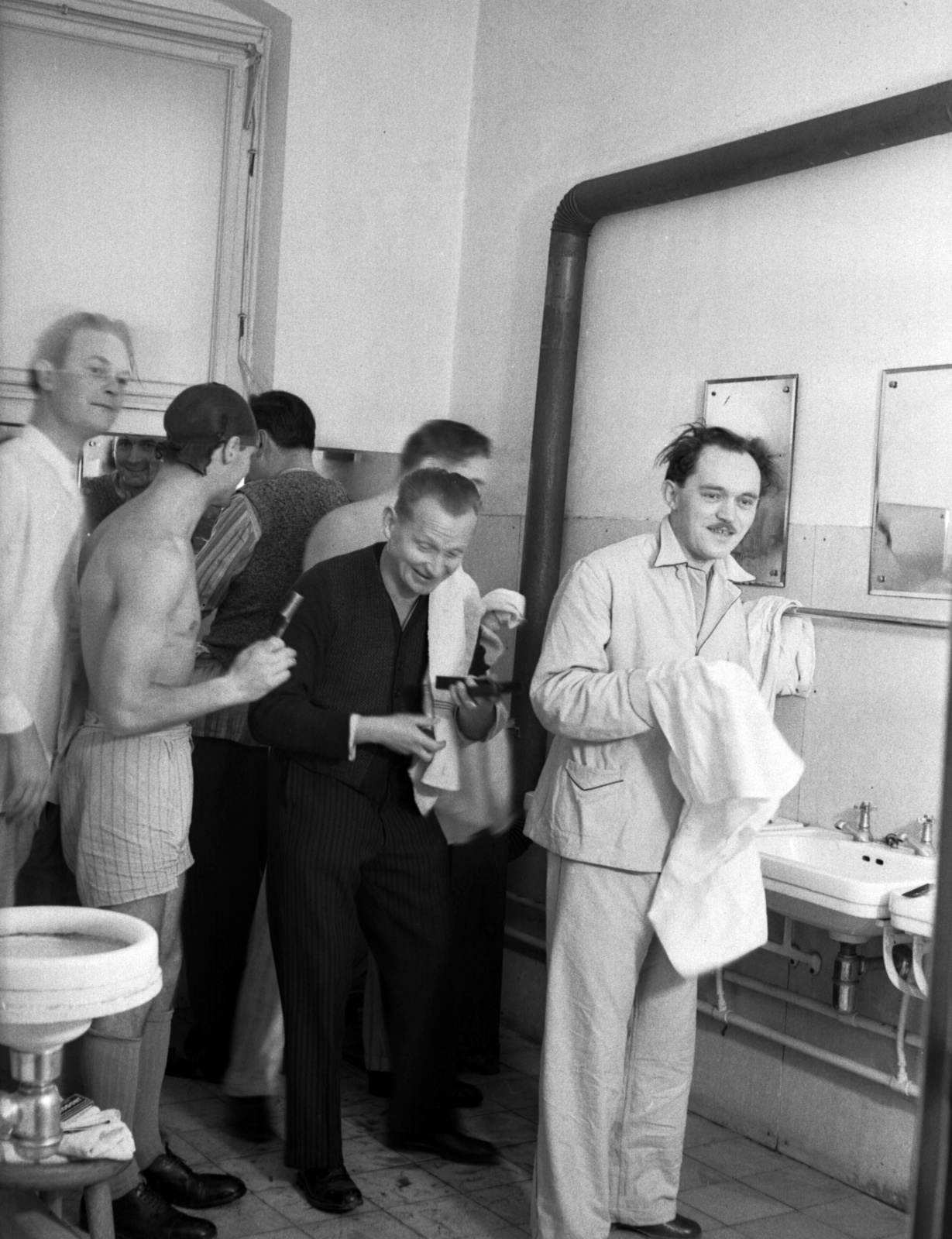 1942, Lissák Tivadar, mirror, tap, washbasin, Fortepan #71978