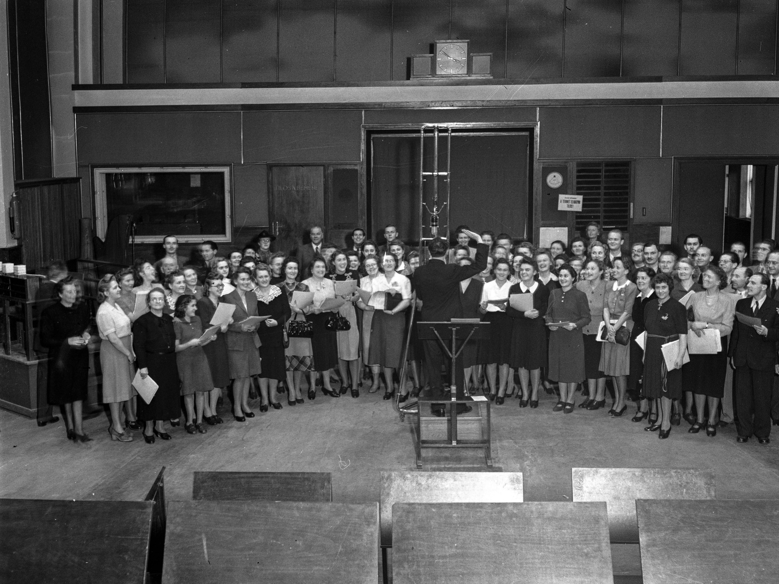 Magyarország, Budapest VIII., a Magyar Rádió 6-os stúdiója., 1942, Lissák Tivadar, óra, csoportkép, mikrofon, kórus, stúdió, karmester, higrométer, Budapest, Magyar Rádió, műterem, Fortepan #71988