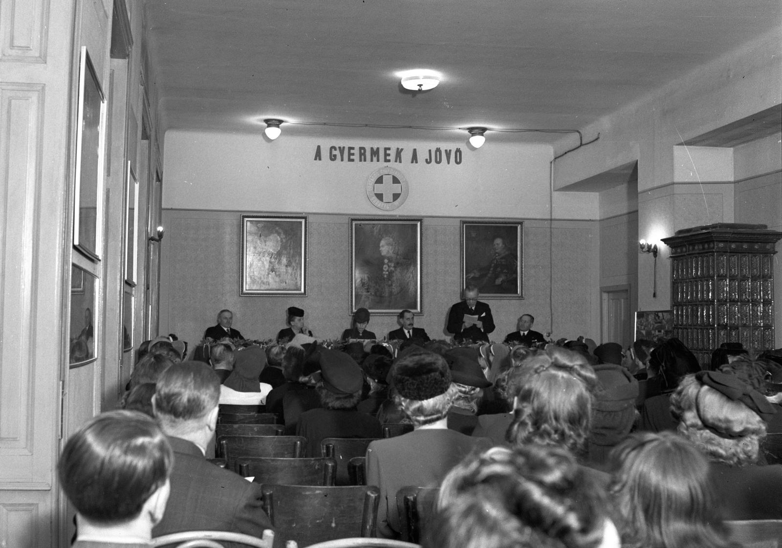Magyarország, Budapest VIII., Szentkirályi utca 2., az Országos Gyermekvédő Liga tanácsterme., 1942, Lissák Tivadar, cserépkályha, festmény, gyűlés, Budapest, Fortepan #72003