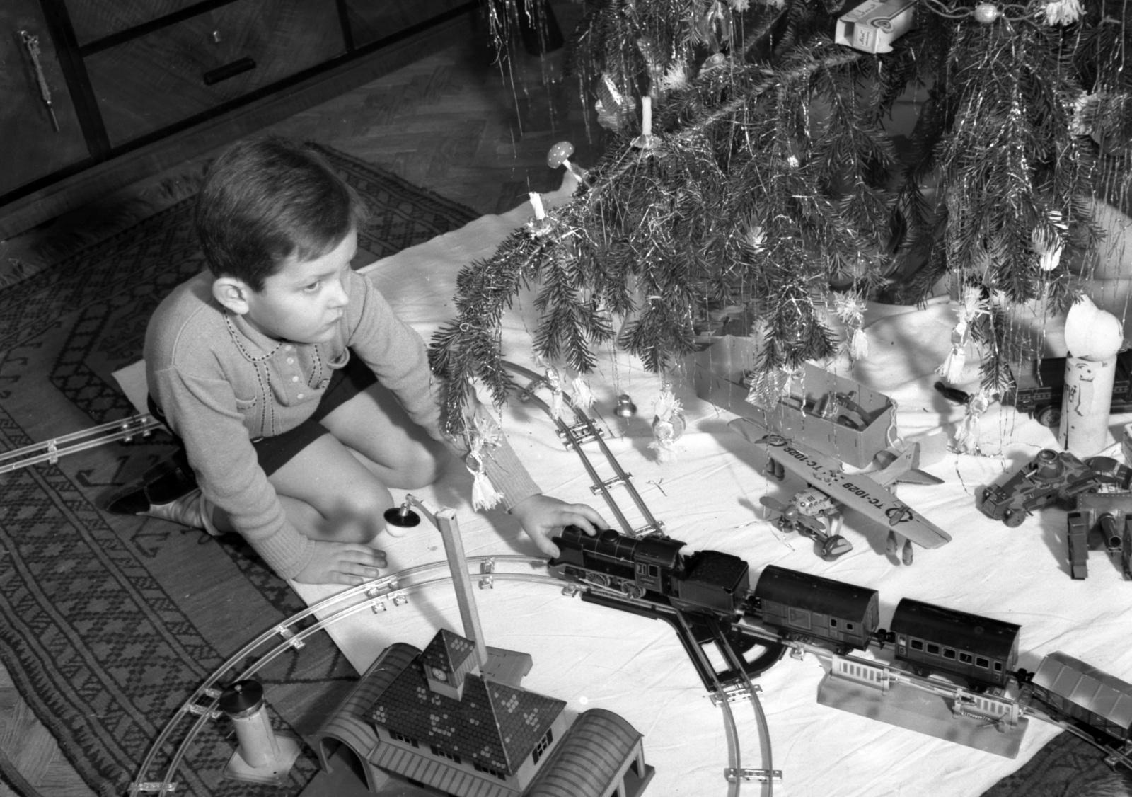 Hungary, Budapest I., a felvétel a Batthyány utca 49. számú házban készült., 1942, Lissák Tivadar, Christmas, christmas tree, model train, combat vehicle, Budapest, Fortepan #72013