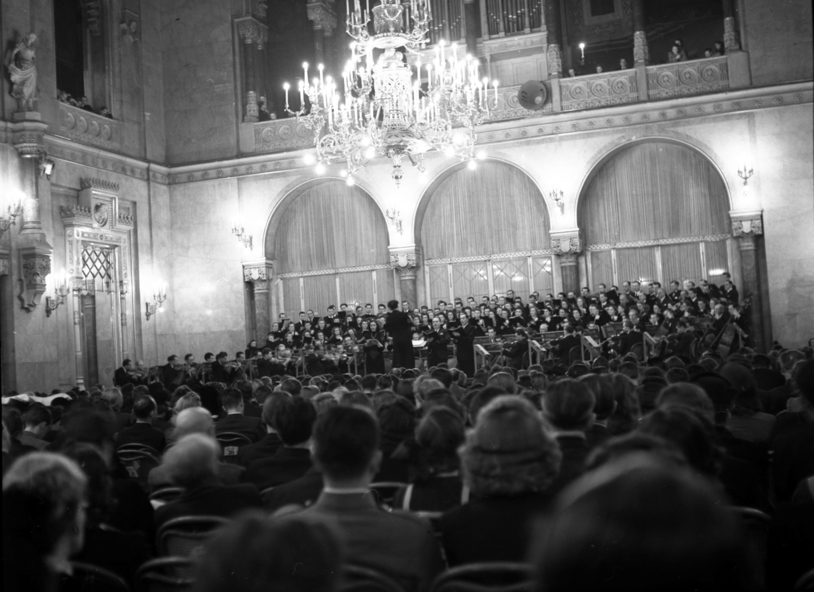 Hungary, Budapest V., Vigadó, a Székesfővárosi Zenekar és a Budapesti Kórus hangversenye. Szólisták László Magda, Basilides Mária, Rösler Endre és Rissay Pál a Magyar Állami Operaház énekesei., 1943, Lissák Tivadar, band, chandelier, choir, conductor, theater room, Budapest, auditorium, Fortepan #72015