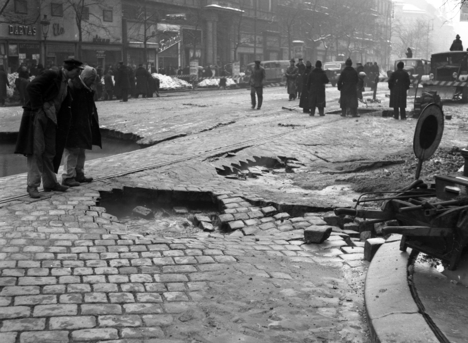 Magyarország, Budapest VI., Teréz körút a Szófia (Hegedűs Sándor) utca felől az Oktogon (Mossolini tér) felé nézve., 1943, Lissák Tivadar, teherautó, sínpálya, Budapest, kátyú, Fortepan #72023