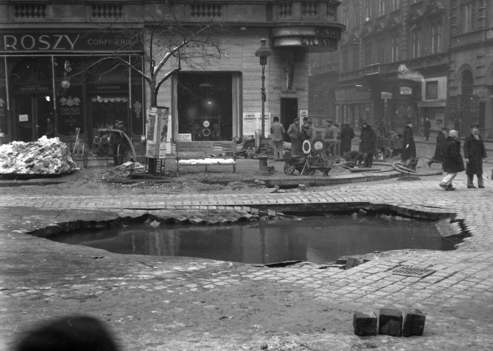 Hungary, Budapest VI., Teréz körút, jobbra a Szófia (Hegedűs Sándor) utca torkolata., 1943, Lissák Tivadar, pharmacy, rails, Budapest, pothole, Fortepan #72024