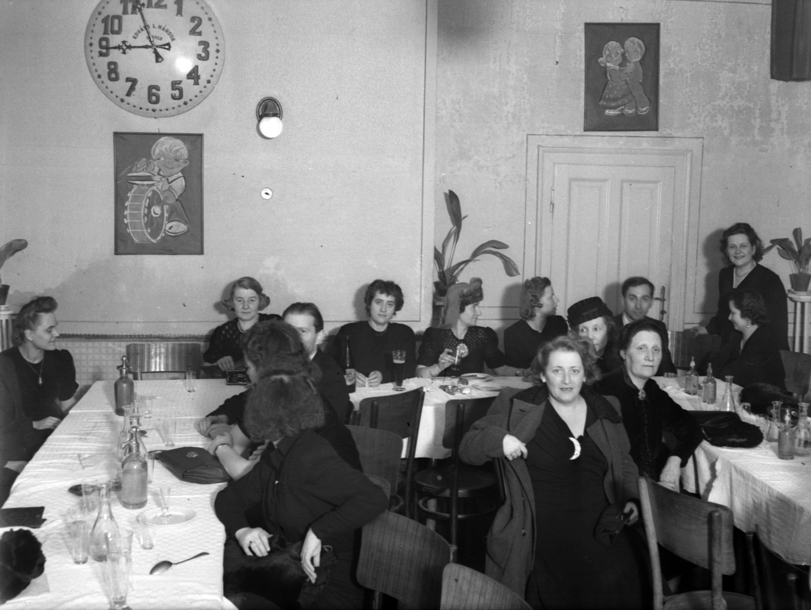 Hungary, Szeged, Kossuth Lajos sugárút 4., Raffay Étterem., 1943, Lissák Tivadar, watch, tableau, soda water bottle, Fortepan #72045