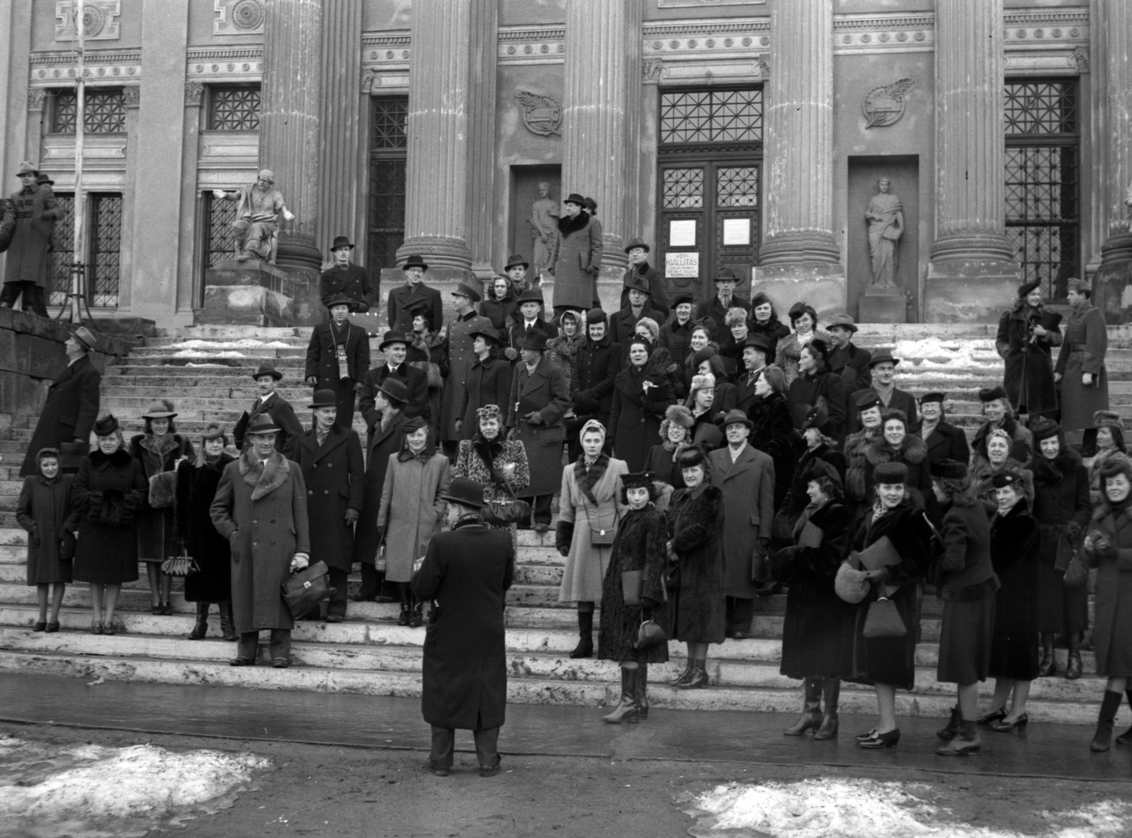 Magyarország, Szeged, a Budapesti Kórus tagjai a Móra Ferenc Múzeum előtt., 1943, Lissák Tivadar, csoportkép, múzeum, kórus, Láng Adolf-terv, neoklasszicizmus, Steinhardt Antal-terv, Fortepan #72050