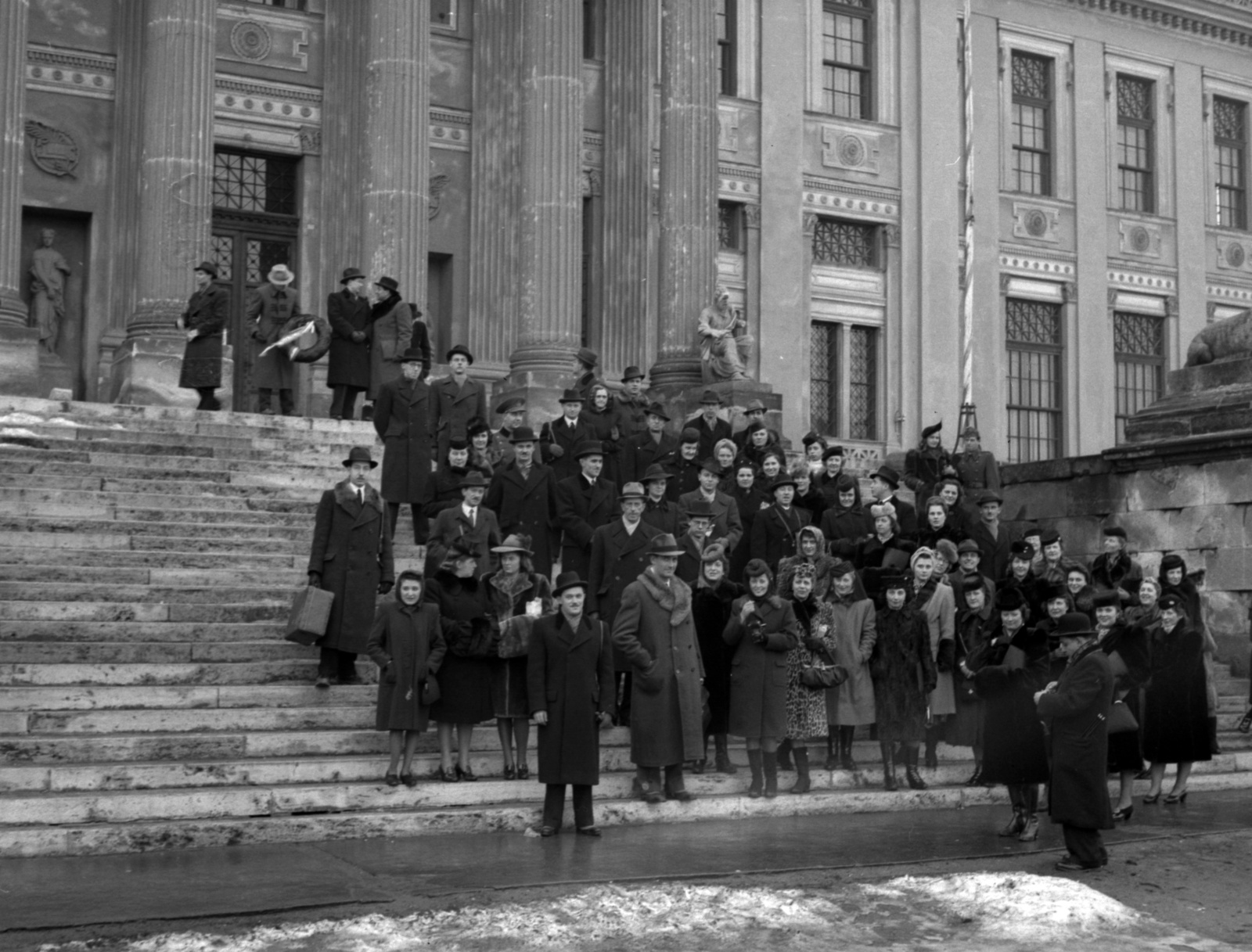 Magyarország, Szeged, a Budapesti Kórus tagjai a Móra Ferenc Múzeum előtt., 1943, Lissák Tivadar, csoportkép, múzeum, kórus, Láng Adolf-terv, neoklasszicizmus, Steinhardt Antal-terv, Fortepan #72051