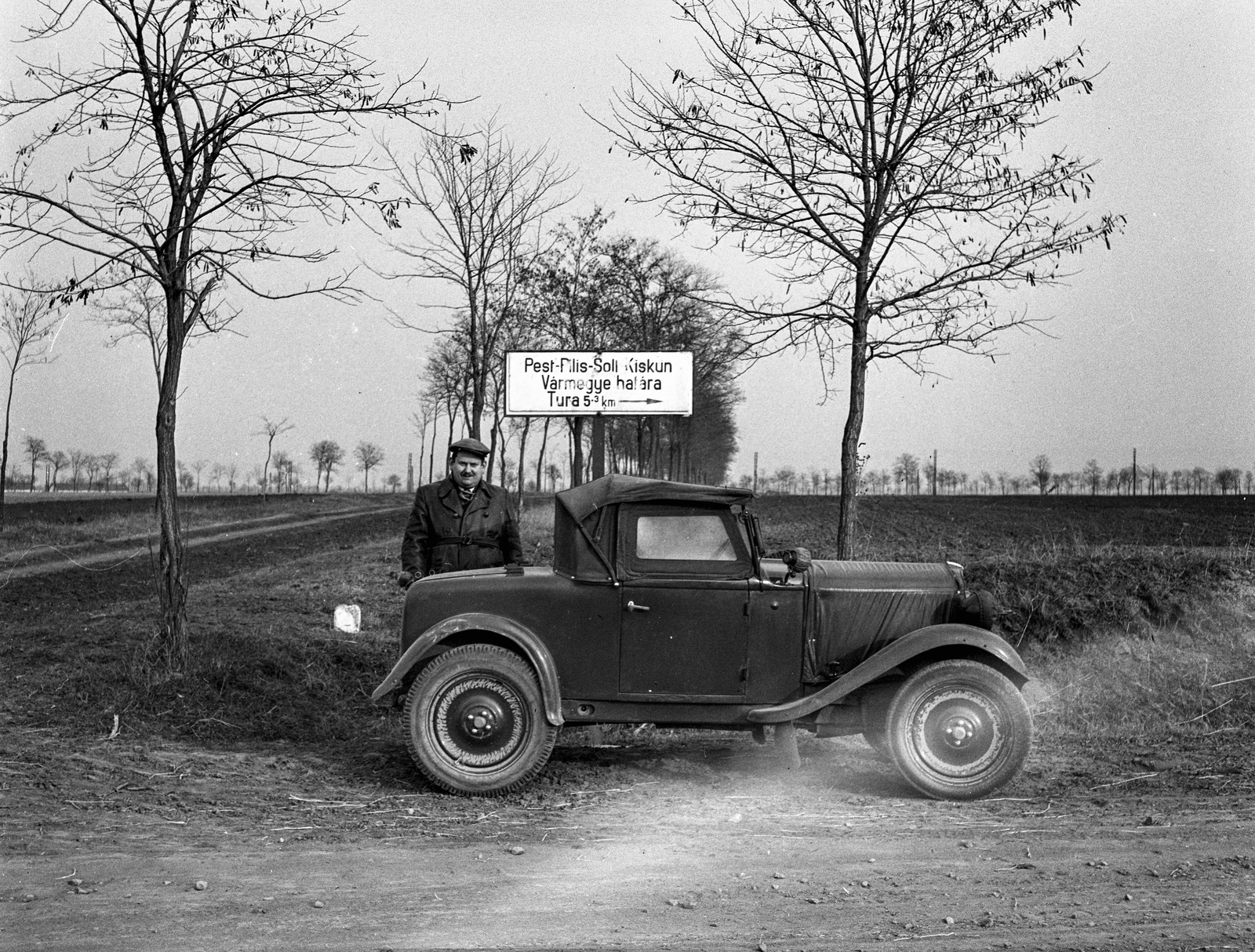 Magyarország, a Hatvan és Tura közötti országút, Heves és Pest-Pilis-Solt-Kiskun vármegye határánál., 1943, Lissák Tivadar, útjelző tábla, Fiat-márka, olasz gyártmány, országút, automobil, Fiat 508 Balilla, Fortepan #72063