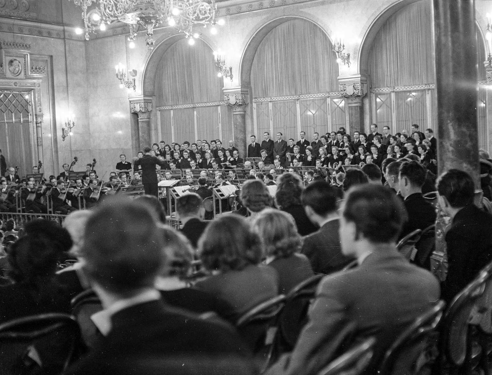 Magyarország, Budapest V., Vigadó., 1943, Lissák Tivadar, zenekar, kórus, karmester, színházterem, Budapest, hangversenyterem, Fortepan #72076