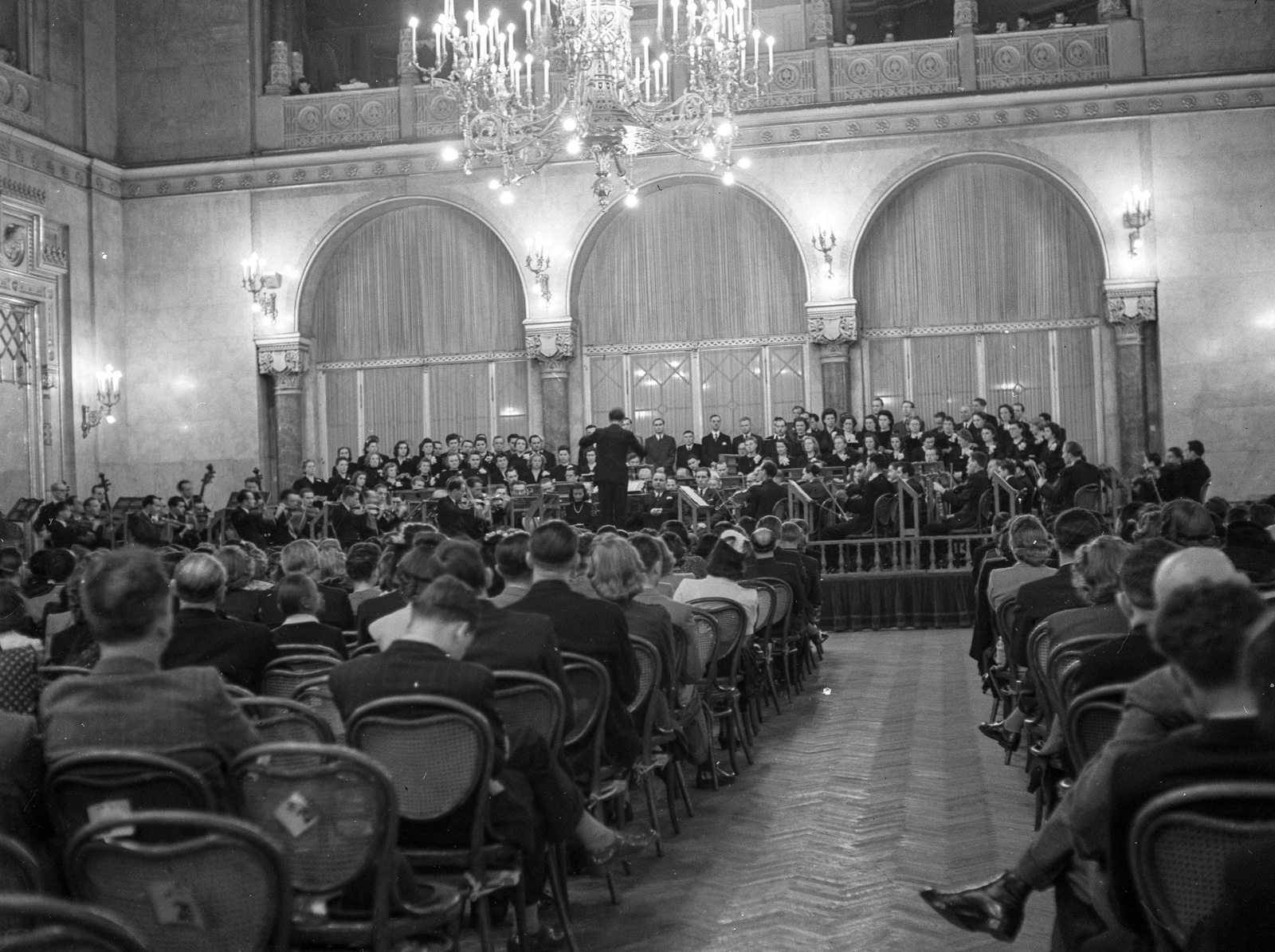 Magyarország, Budapest V., Vigadó., 1943, Lissák Tivadar, zenekar, csillár, kórus, parketta, karmester, színházterem, Budapest, hangversenyterem, Fortepan #72077