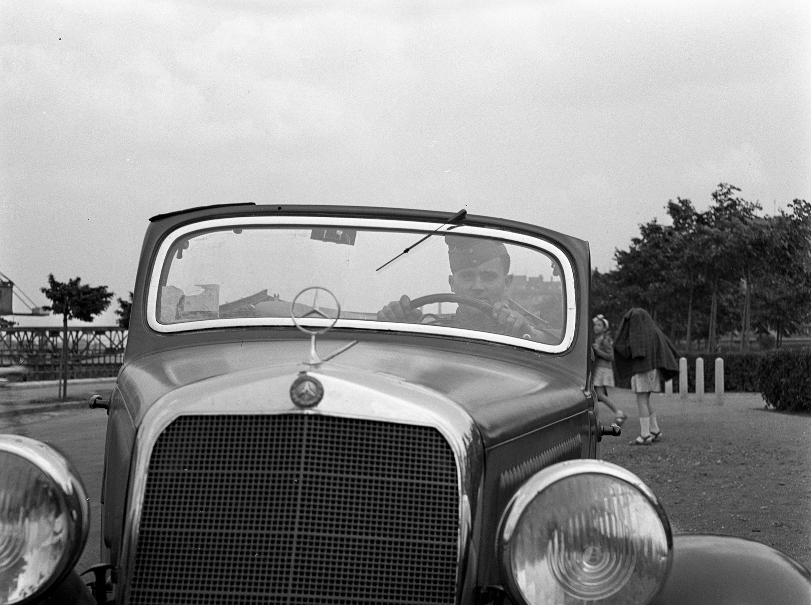 Magyarország, Budapest XIII., Újpesti rakpart a Szent István parknál., 1943, Lissák Tivadar, német gyártmány, Mercedes-márka, sofőr, automobil, Mercedes W136, Budapest, Fortepan #72093