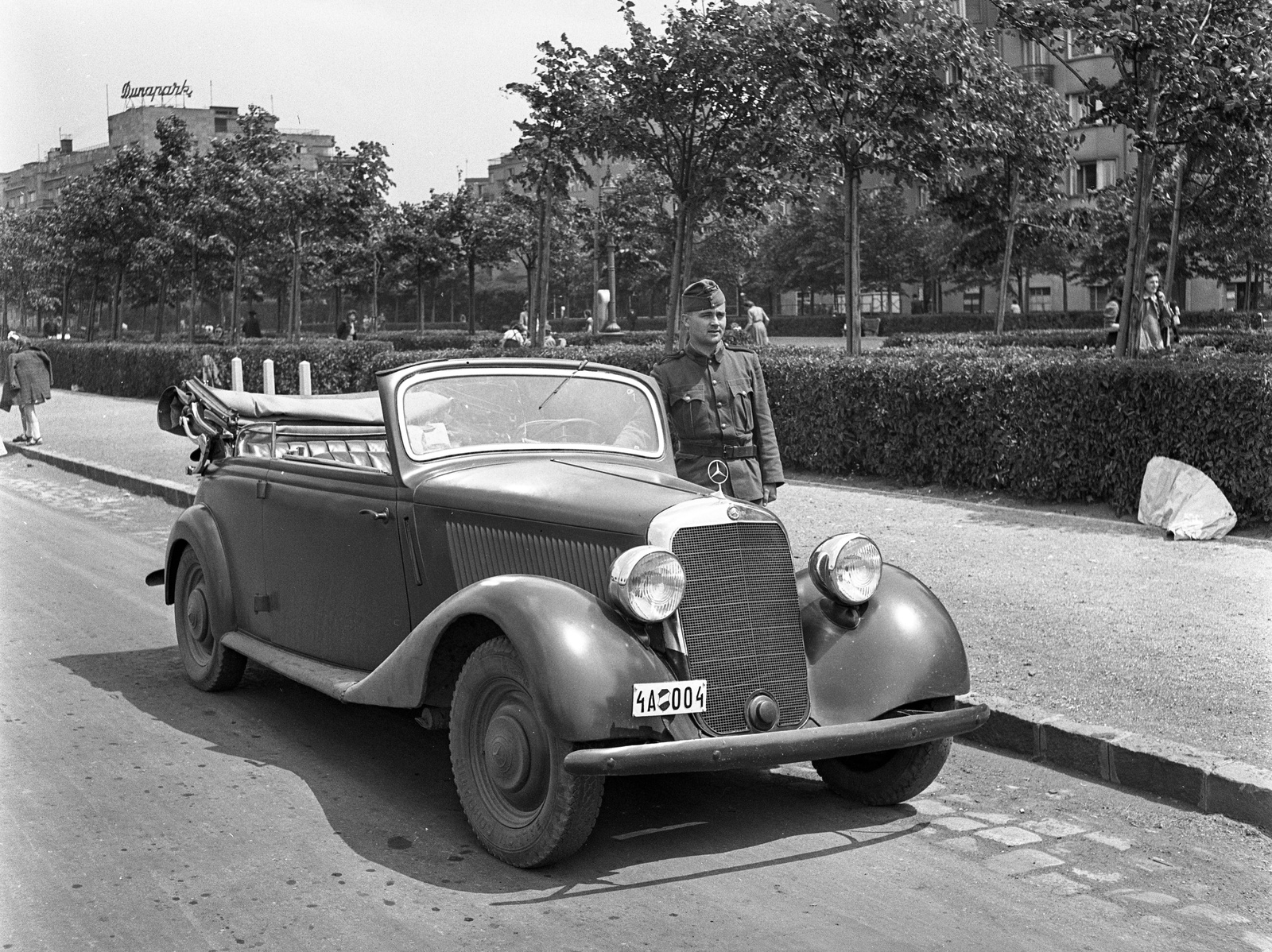 Magyarország, Budapest XIII., Újpesti rakpart a Szent István parknál., 1943, Lissák Tivadar, német gyártmány, katonaság, Mercedes-márka, automobil, Mercedes W136, rendszám, Budapest, park, katona, Fortepan #72094