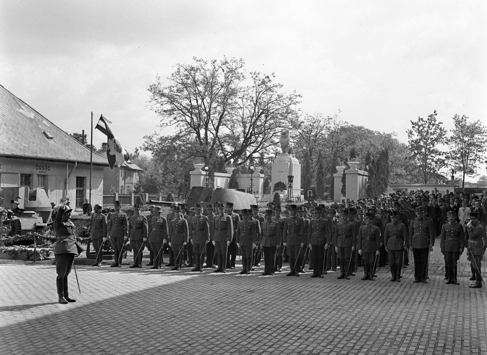 Magyarország, Budapest XVI., Mátyásföld, Újszász utca 41-43. (Keresztúri út 1-3.), Díszszázad a Magyar Királyi Honvéd gépkocsiszertár díszudvarán., 1943, Lissák Tivadar, zászló, fegyver, tisztelgés, kard, sorfal, harcjármű, 40M Nimród, Budapest, Fortepan #72095