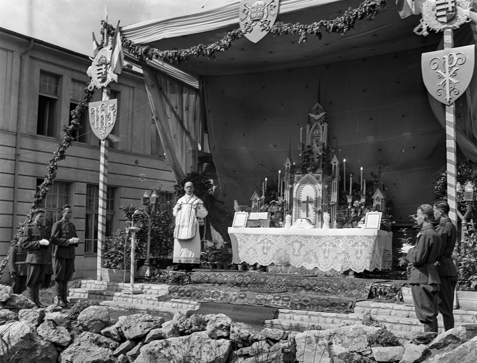 Magyarország, Budapest XVI., Mátyásföld, Újszász utca 41-43. (Keresztúri út 1-3.), a Magyar Királyi Honvéd gépkocsiszertár díszudvara, az ünnepi mise oltára., 1943, Lissák Tivadar, katona, oltár, liturgia, Budapest, Fortepan #72098