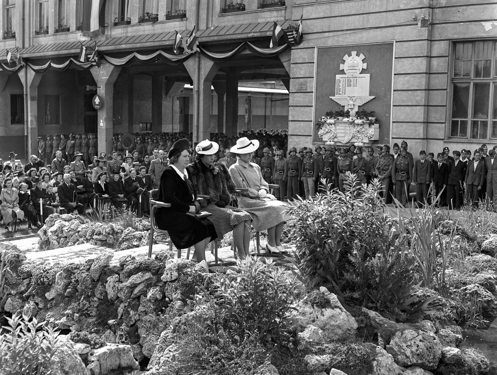 Magyarország, Budapest XVI., Mátyásföld, Újszász utca 41-43. (Keresztúri út 1-3.), a Magyar Királyi Honvéd gépkocsiszertár díszudvara, ünnepi mise., 1943, Lissák Tivadar, emlékmű, katona, sokadalom, sorfal, liturgia, Budapest, Fortepan #72100