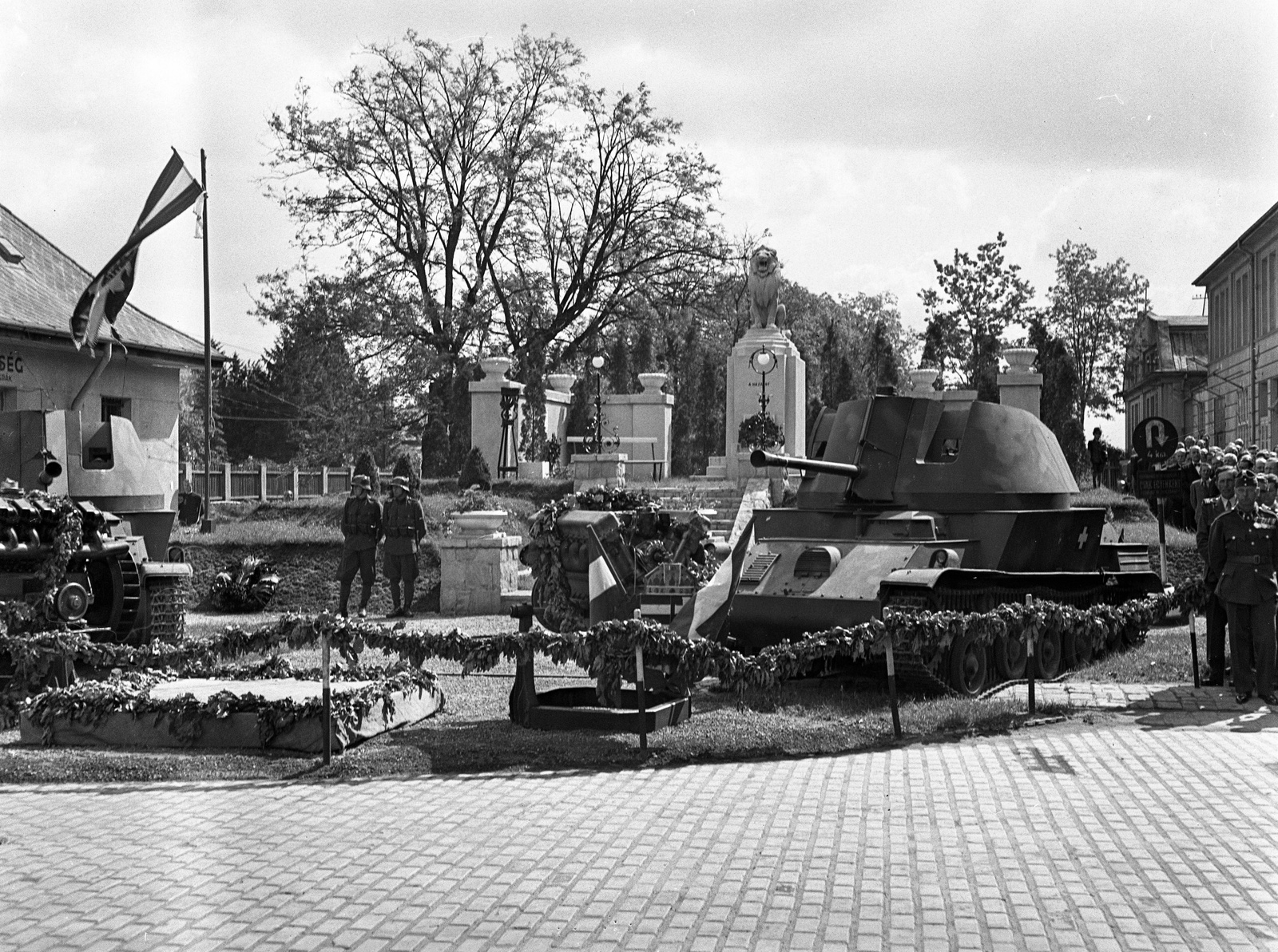 Magyarország, Budapest XVI., Mátyásföld, Újszász utca 41-43. (Keresztúri út 1-3.), a Magyar Királyi Honvéd gépkocsiszertár díszudvara, haditechnikai bemutató., 1943, Lissák Tivadar, magyar gyártmány, harcjármű, 40M Nimród, motor, Budapest, Fortepan #72101