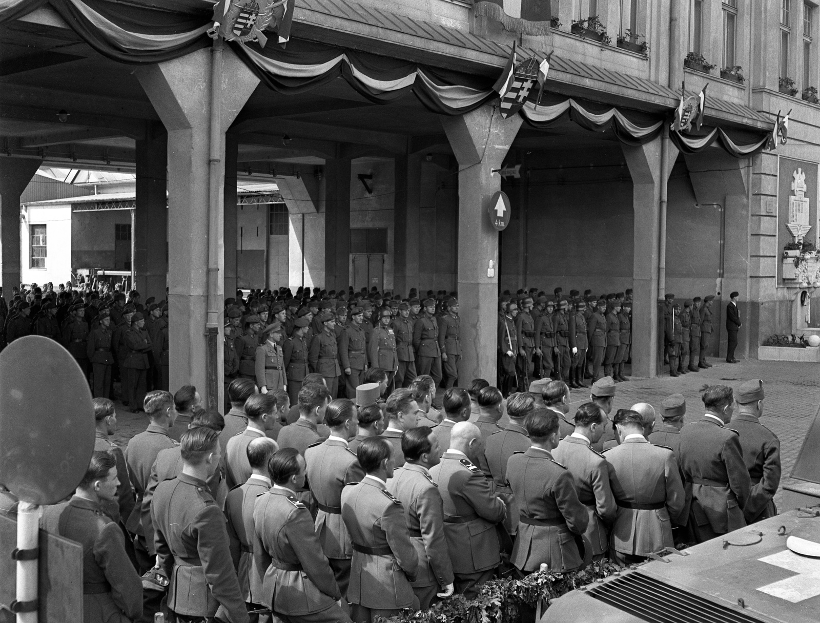 Magyarország, Budapest XVI., Mátyásföld, Újszász utca 41-43. (Keresztúri út 1-3.), a Magyar Királyi Honvéd gépkocsiszertár díszudvara, az ünnepi mise résztvevői., 1943, Lissák Tivadar, egyenruha, zászló, emlékmű, címer, katona, kard, sorfal, liturgia, harcjármű, tábla, felségjelzés, 40M Nimród, Általános Honvédségi Gépjármű Embléma, Budapest, Fortepan #72103