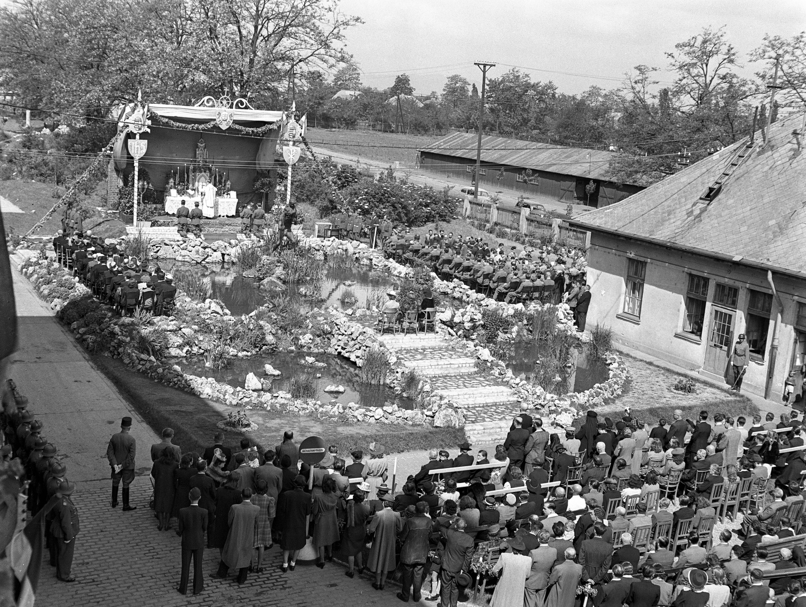 Magyarország, Budapest XVI., Mátyásföld, Újszász utca 41-43. (Keresztúri út 1-3.), a Magyar Királyi Honvéd gépkocsiszertár díszudvara, ünnepi mise., 1943, Lissák Tivadar, tó, szobor, sokadalom, oltár, liturgia, Budapest, Szent Kristóf-ábrázolás, Fortepan #72105