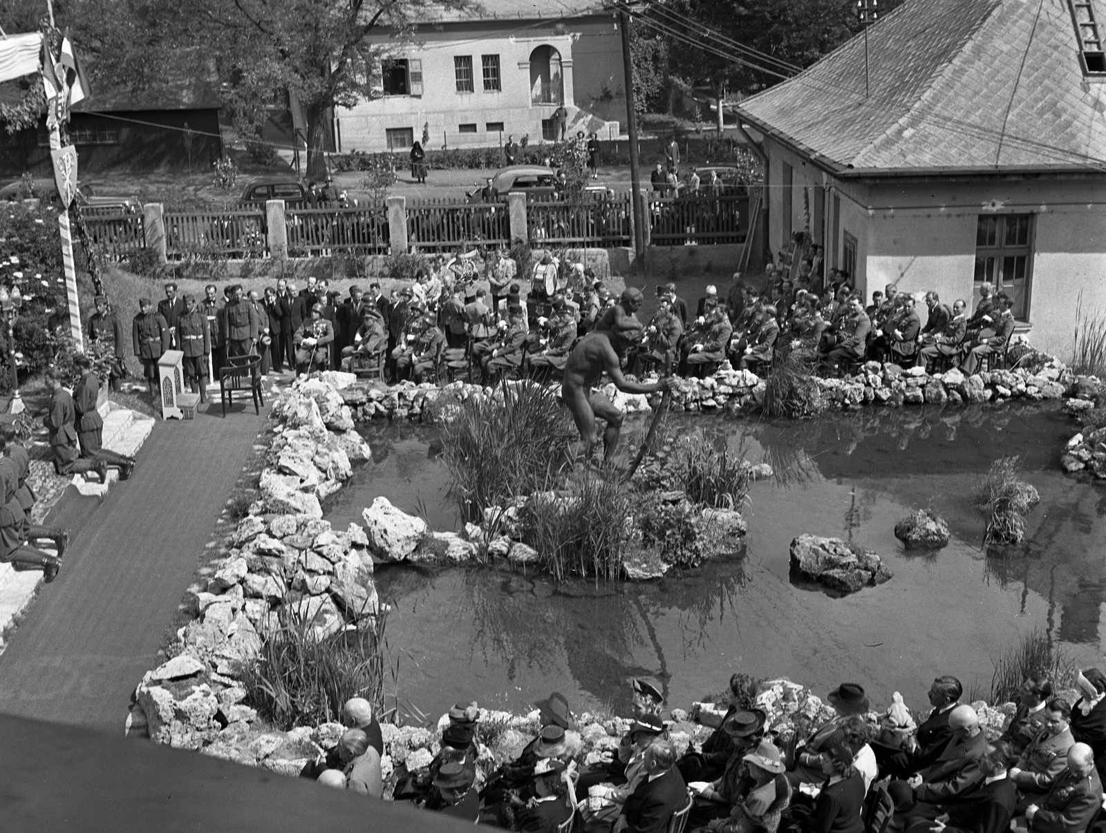 Magyarország, Budapest XVI., Mátyásföld, Újszász utca 41-43. (Keresztúri út 1-3.), a Magyar Királyi Honvéd gépkocsiszertár díszudvara, ünnepi mise. A tó közepén Szent Kristóf szobra (Hűvös László, 1910.)., 1943, Lissák Tivadar, tó, szobor, sokadalom, liturgia, Budapest, Szent Kristóf-ábrázolás, nyakban ülés, Fortepan #72106