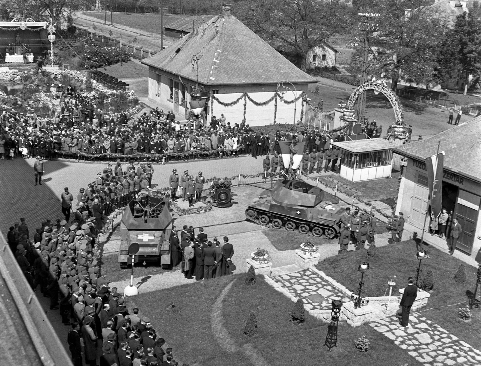 Magyarország, Budapest XVI., Mátyásföld, Újszász utca 41-43. (Keresztúri út 1-3.), A a Magyar Királyi Honvéd gépkocsiszertár díszudvara., 1943, Lissák Tivadar, magyar gyártmány, szobor, látkép, katona, harcjármű, 40M Nimród, Budapest, Szent Kristóf-ábrázolás, Fortepan #72109