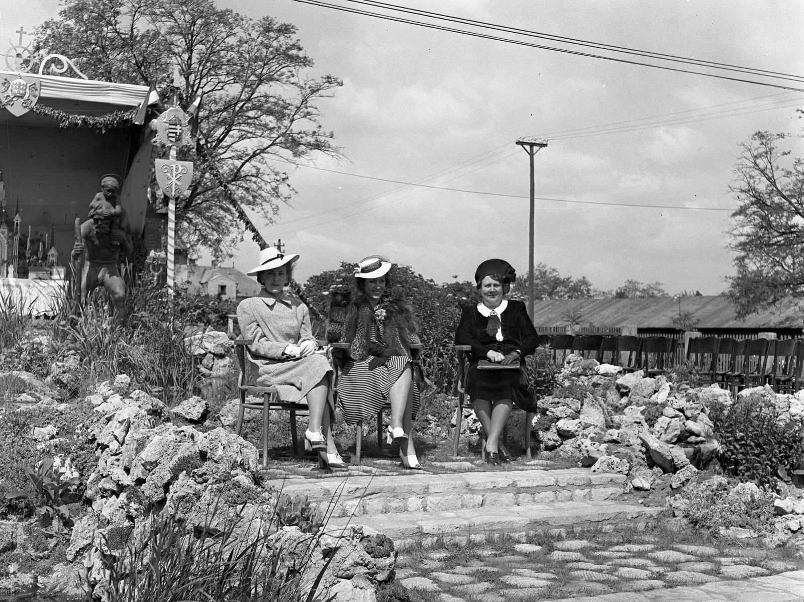 Magyarország, Budapest XVI., Mátyásföld, Újszász utca 41-43. (Keresztúri út 1-3.), a Magyar Királyi Honvéd gépkocsiszertár díszudvara, az ünnepi mise oltára előtt Szent Kristóf szobra (Hűvös László, 1910.)., 1943, Lissák Tivadar, szobor, csoportkép, címer, oltár, Budapest, Szent Kristóf-ábrázolás, nyakban ülés, Fortepan #72113