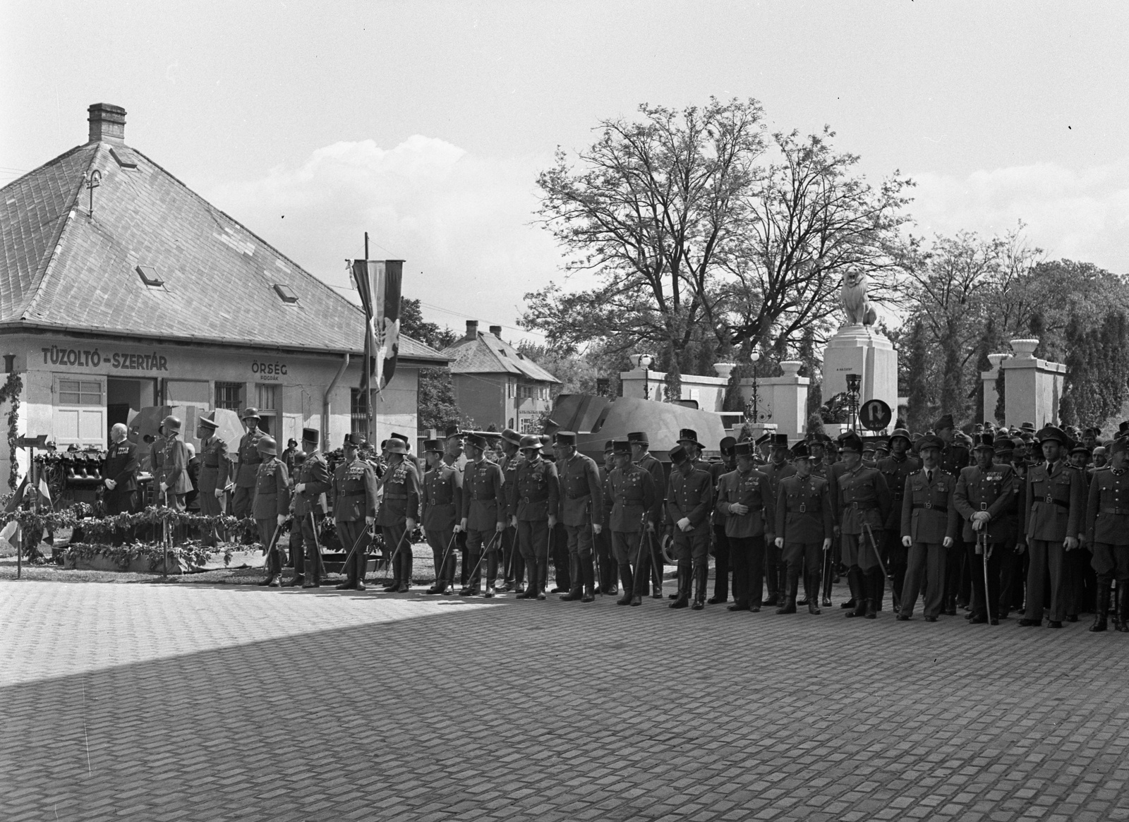 Magyarország, Budapest XVI., Mátyásföld, Újszász utca 41-43. (Keresztúri út 1-3.), Díszszázad a Magyar Királyi Honvéd gépkocsiszertár díszudvarán., 1943, Lissák Tivadar, zászló, szobor, fegyver, katona, kard, sorfal, Budapest, Fortepan #72115