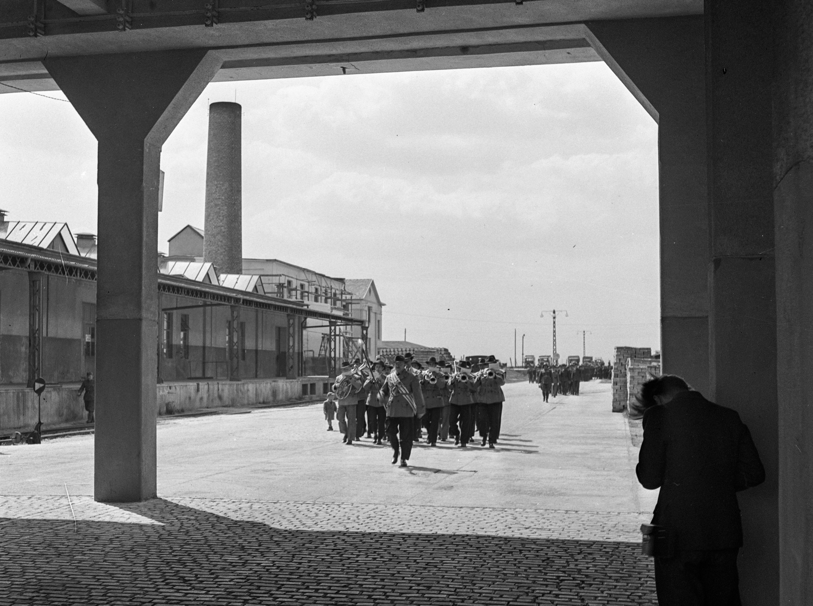 Hungary, Budapest XVI., Mátyásföld, Újszász utca 41-43. (Keresztúri út 1-3.),, a díszszázad a zenekar felvezetésével a díszudvar felé vonul., 1943, Lissák Tivadar, musical instrument, trumpet, military band, horn, Budapest, Fortepan #72116