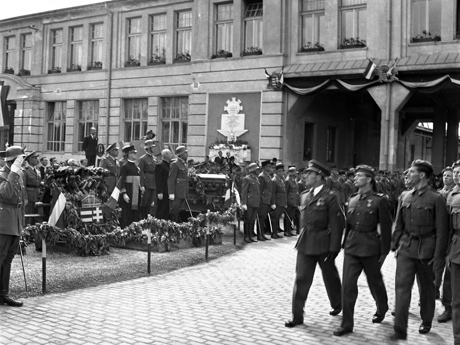 Magyarország, Budapest XVI., Mátyásföld, Újszász utca 41-43. (Keresztúri út 1-3.), Díszmenet a Magyar Királyi Honvéd gépkocsiszertár díszudvarán., 1943, Lissák Tivadar, zászló, címer, katona, menetoszlop, emléktábla, Budapest, díszmenet, Fortepan #72117