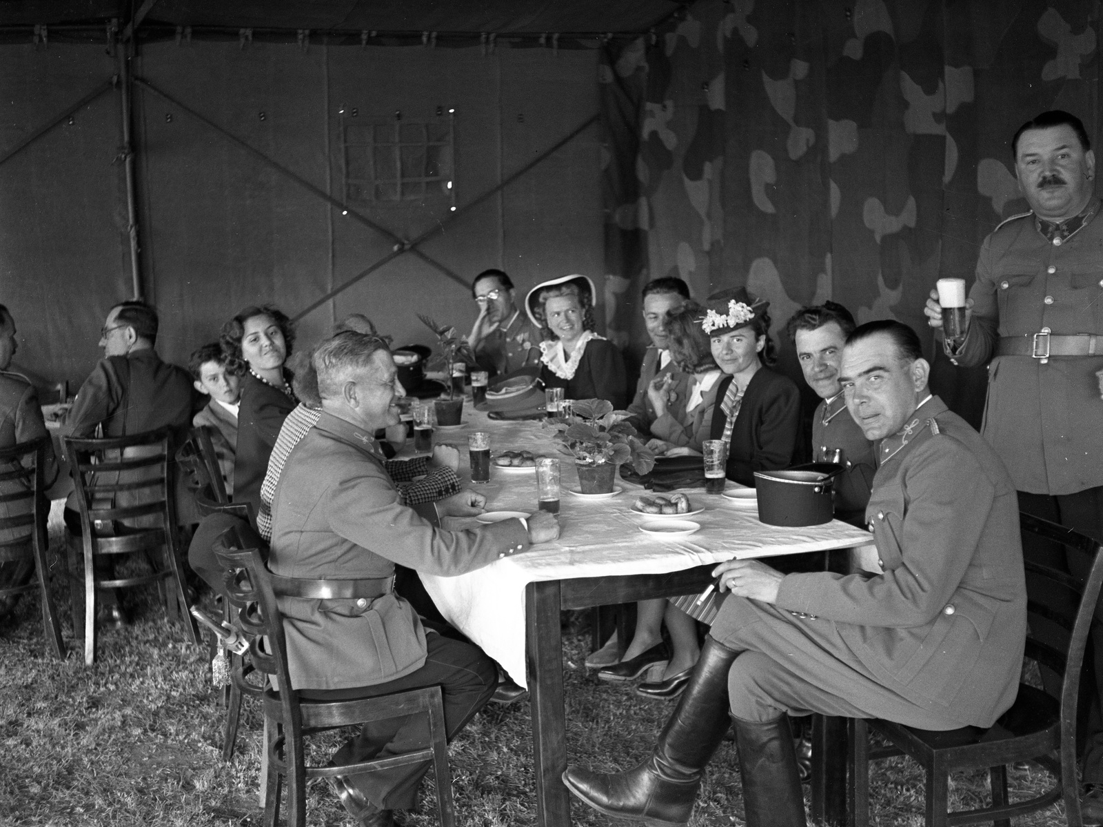 1943, Lissák Tivadar, kalap, italozás, katona, kalap asztalon, Fortepan #72123