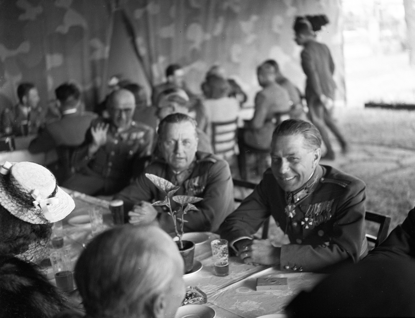Magyarország, jobb oldalt Osztovics Ferenc vezérkari ezredes, a 2. páncéloshadosztály parancsnoka., 1943, Lissák Tivadar, katona, kitüntetés, Fortepan #72129
