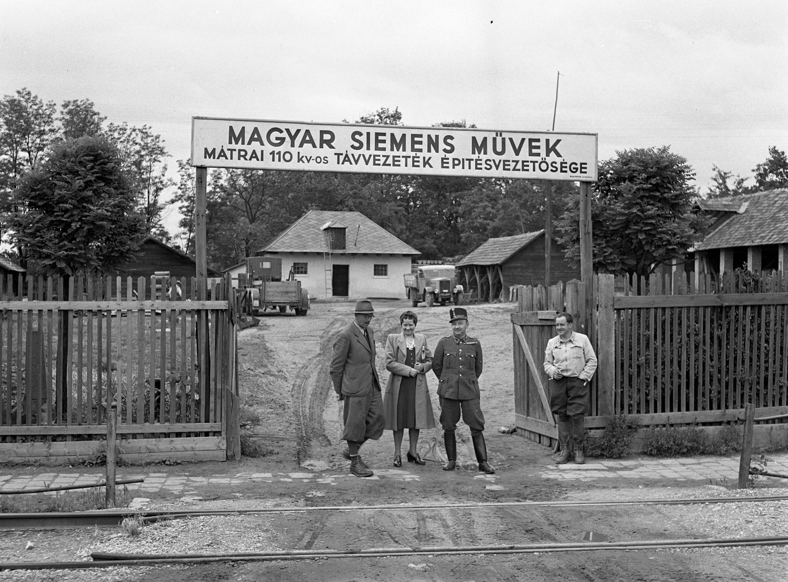 Magyarország, Gödöllő, a Szabadság út (3-as főút) a mai Szent János utcánál., 1943, Lissák Tivadar, felirat, kapu, teherautó, sínpálya, Siemens, Fortepan #72138