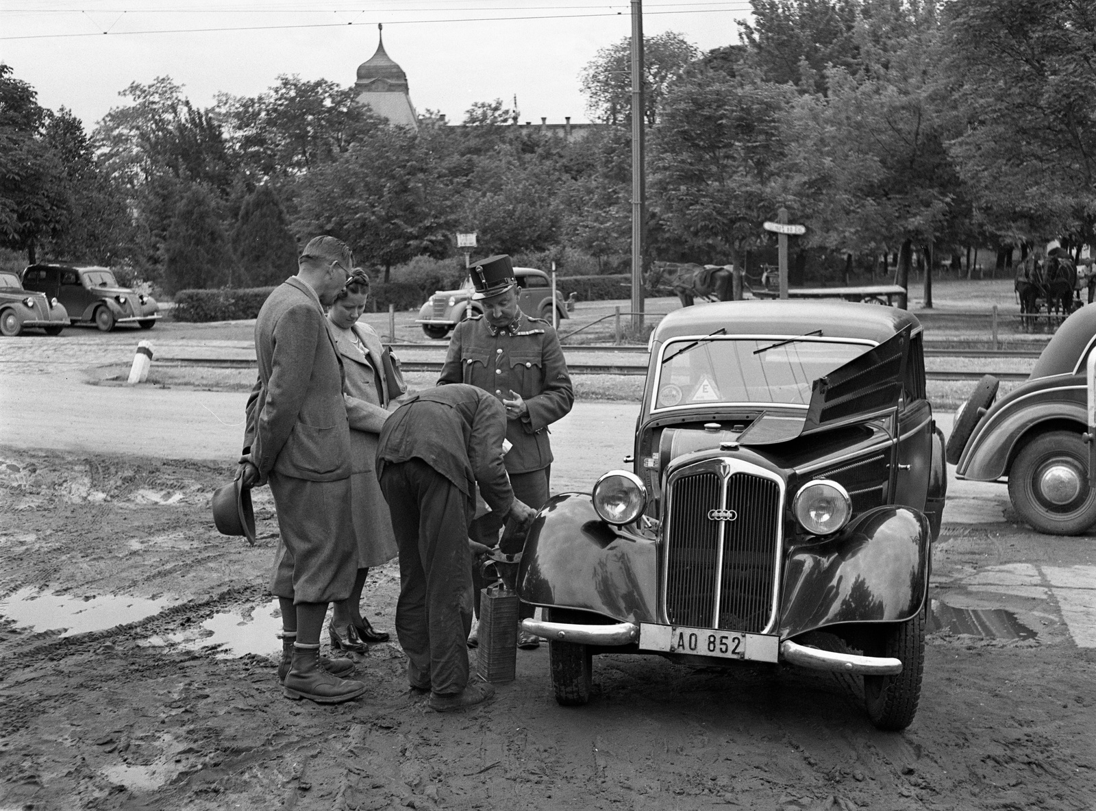 Hungary, Gödöllő, Szabadság (Ferenc József) tér a HÉV állomás mellett, háttérben a Községháza (később Erzsébet Királyné Szálloda)., 1943, Lissák Tivadar, German brand, Opel-brand, DKW-brand, soldier, automobile, number plate, Fortepan #72139