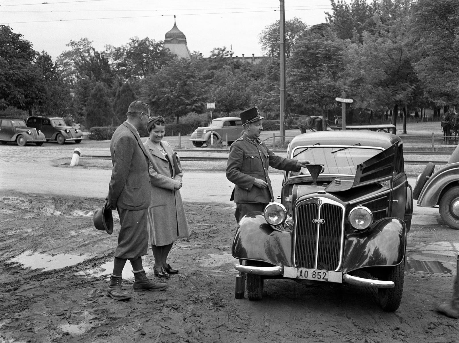 Hungary, Gödöllő, Szabadság (Ferenc József) tér a HÉV állomás mellett, háttérben a Községháza (később Erzsébet Királyné Szálloda)., 1943, Lissák Tivadar, German brand, Opel-brand, DKW-brand, soldier, automobile, number plate, Fortepan #72140
