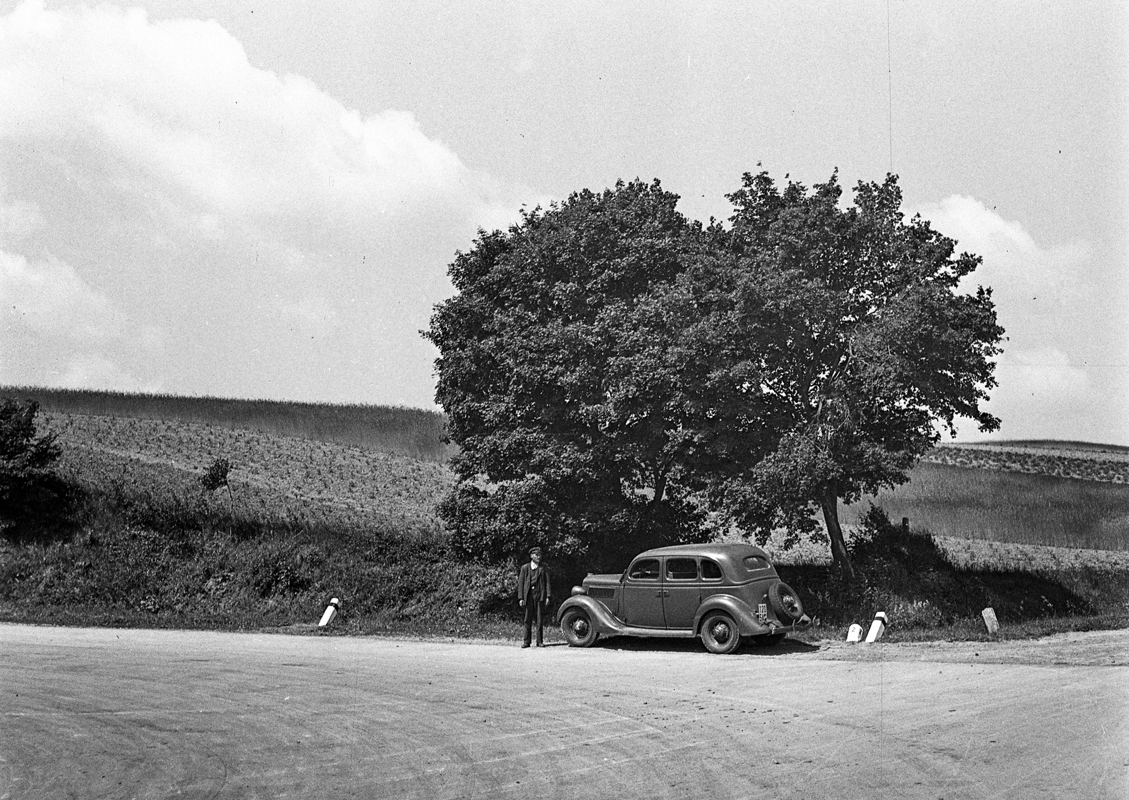 Magyarország, a 3-as főút Gödöllő és Budapest között, a mogyoródi elágazásnál. Ford V8 Modell 48, 1935-ös kiadású személygépkocsi., 1943, Lissák Tivadar, Ford-márka, országút, automobil, Ford V8, Best of, Fortepan #72148
