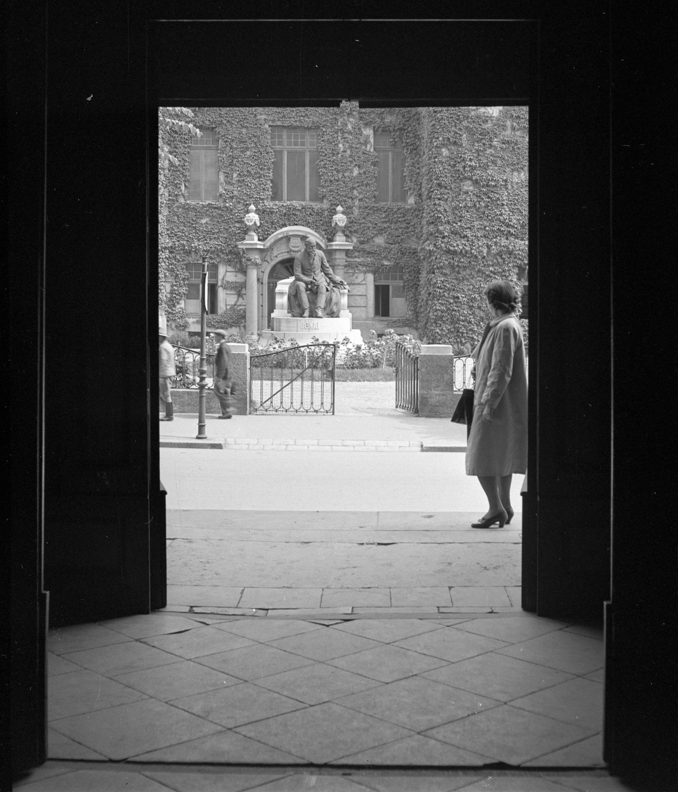 Szlovákia, Komárom, Jókai Mór szobra (Berecz Gyula, 1937.) a Duna Menti Múzeum (Kultúrpalota) előtt., 1943, Lissák Tivadar, szobor, Jókai Mór-ábrázolás, Berecz Gyula-terv, Fortepan #72164