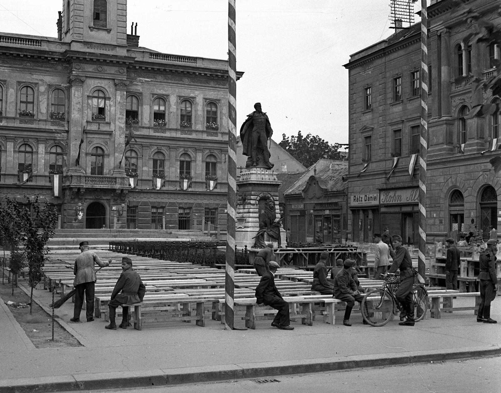 Szlovákia, Komárom, Klapka György tér, a Városháza előtt Klapka György szobra (Rónai József, 1896.)., 1943, Lissák Tivadar, kerékpár, zászló, cégtábla, szobor, neoreneszánsz, középület, Klapka György-ábrázolás, Róna József-terv, Gerstenberger Ágost-terv, Arvé Károly-terv, Fortepan #72166