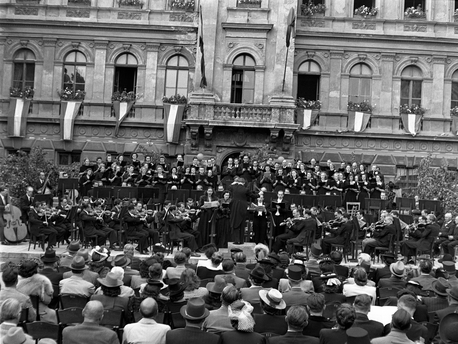 Szlovákia, Komárom, Klapka György tér, a Budapesti Kórus és a Székesfővárosi Zenekar hangversenye a Városháza előtt., 1943, Lissák Tivadar, hangszer, zászló, neoreneszánsz, zenész, hegedű, kórus, nagybőgő, középület, kottatartó, karmester, Gerstenberger Ágost-terv, Arvé Károly-terv, Fortepan #72171