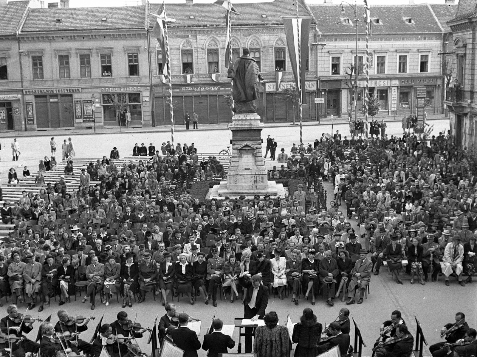 Szlovákia, Komárom, Klapka György tér, a Budapesti Kórus és a Székesfővárosi Zenekar hangversenye a Városháza előtt. Középen Klapka György szobra., 1943, Lissák Tivadar, hangszer, zászló, cégtábla, szobor, zenész, hegedű, sokadalom, zászlórúd, karmester, Klapka György-ábrázolás, Róna József-terv, Fortepan #72177