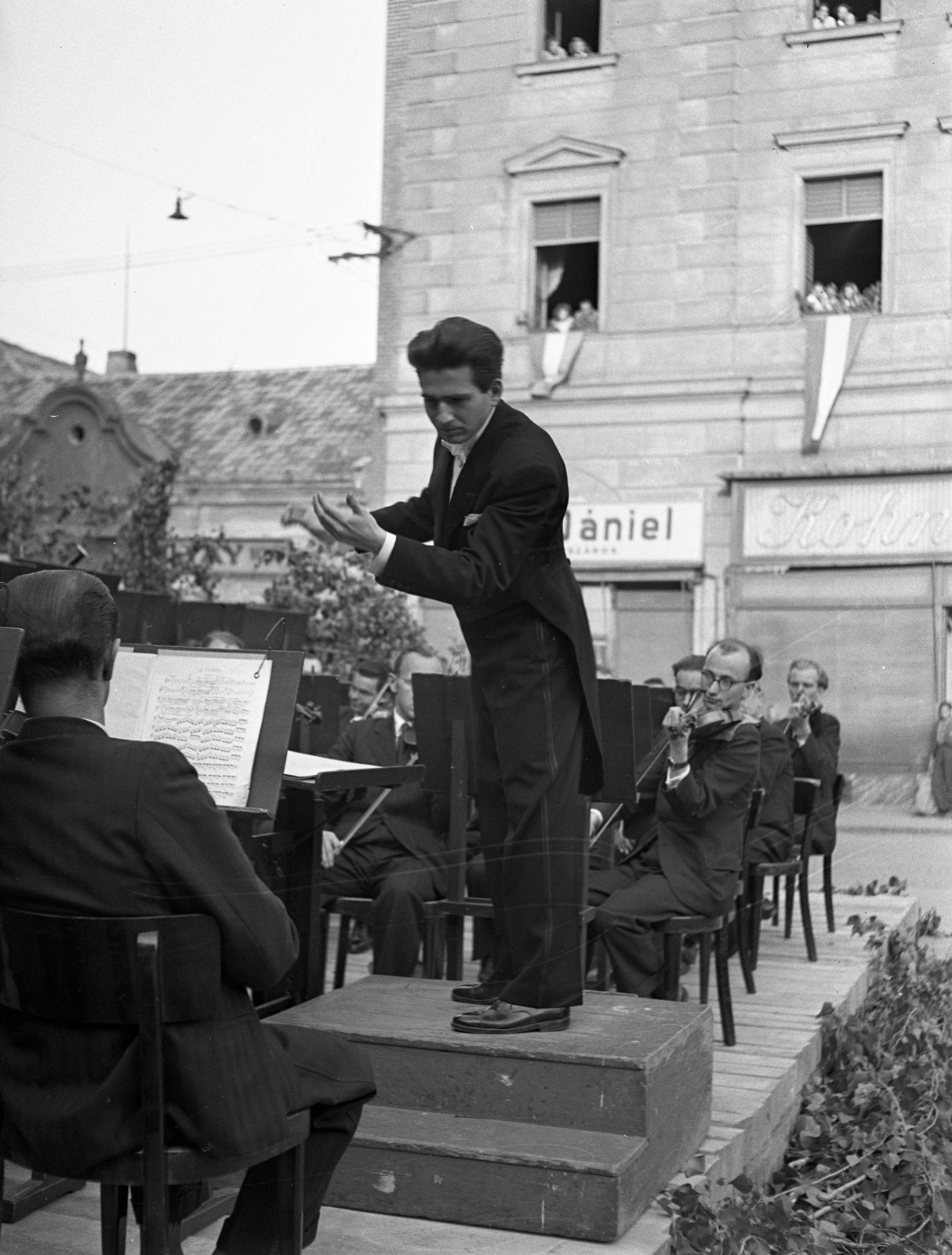 Szlovákia, Komárom, Klapka György tér, a Budapesti Kórus és a Székesfővárosi Zenekar hangversenye a Városháza előtt., 1943, Lissák Tivadar, kotta, karmester, Fortepan #72178