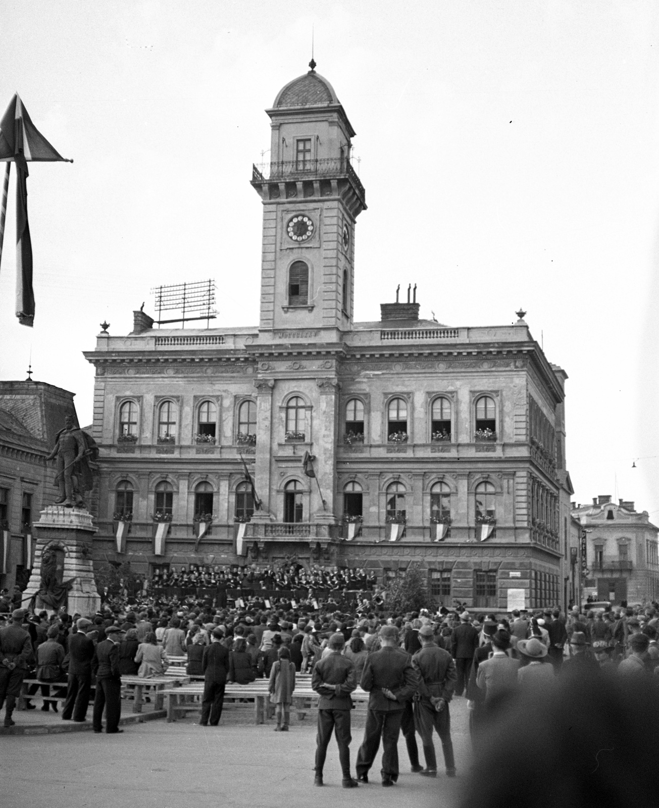 Szlovákia, Komárom, Klapka György tér, a Budapesti Kórus és a Székesfővárosi Zenekar hangversenye a Városháza előtt. Előtérben Klapka György szobra., 1943, Lissák Tivadar, zászló, szobor, neoreneszánsz, sokadalom, középület, Klapka György-ábrázolás, Róna József-terv, Gerstenberger Ágost-terv, Arvé Károly-terv, Fortepan #72179