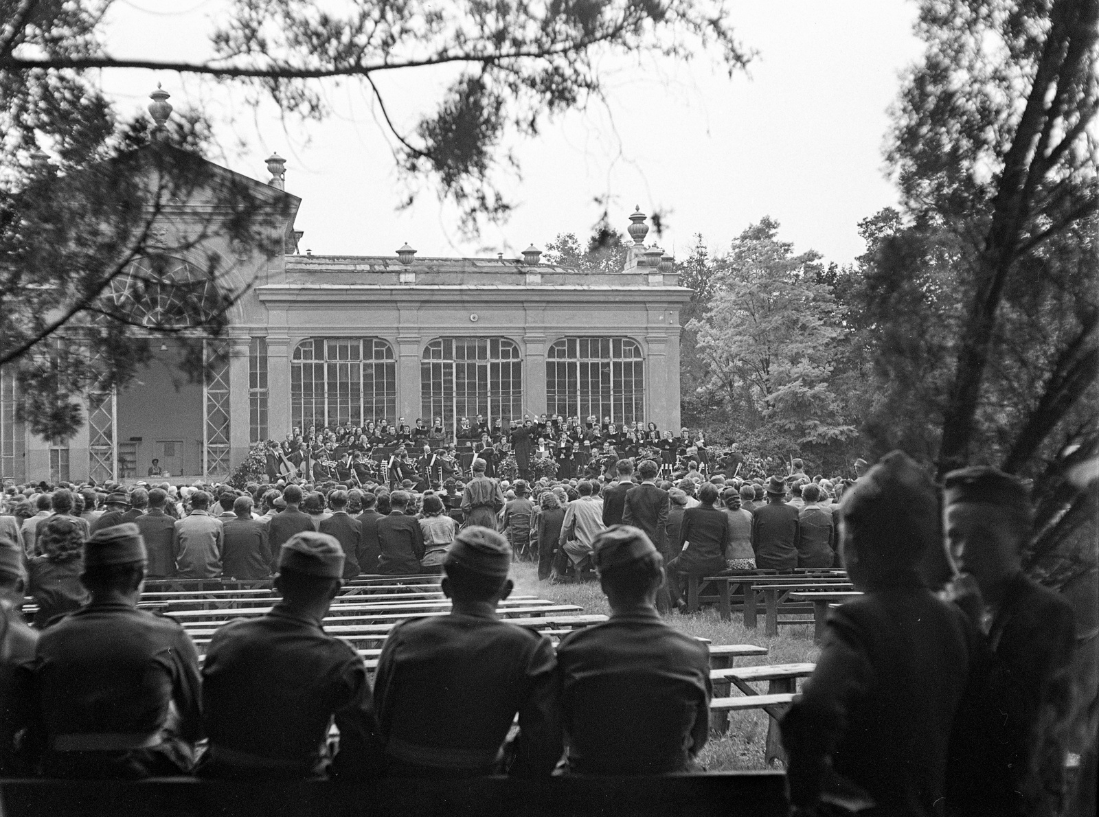 Magyarország, Tata, Angolkert, a Budapesti Kórus és a Székesfővárosi Zenakar hangversenye a Pálmaház előtt., 1943, Lissák Tivadar, katona, kórus, Fortepan #72186